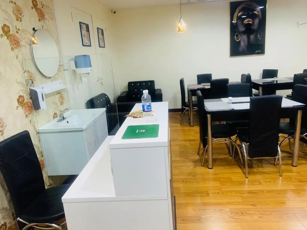 Restaurant/places to eat in Parasol Hotel