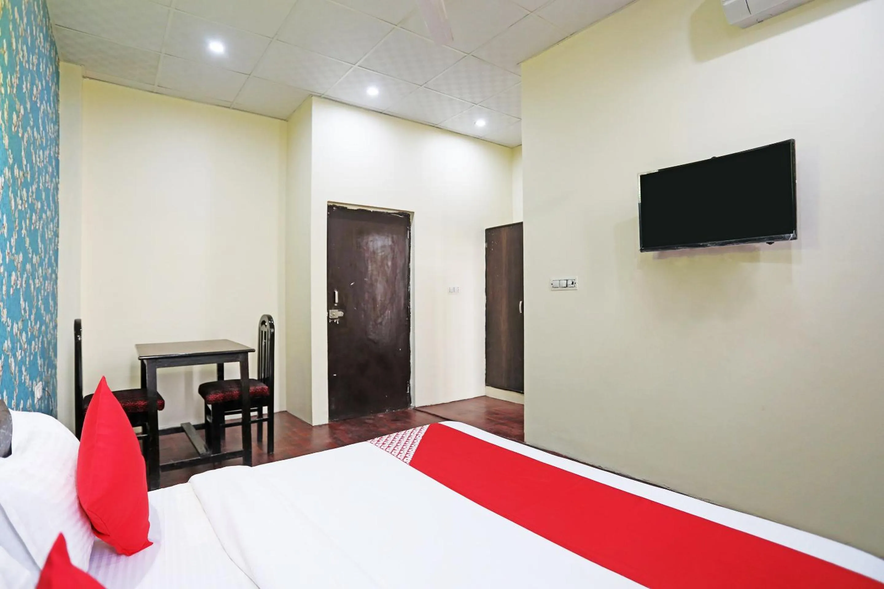 Bedroom, Bed in Hotel O Platinum Inn