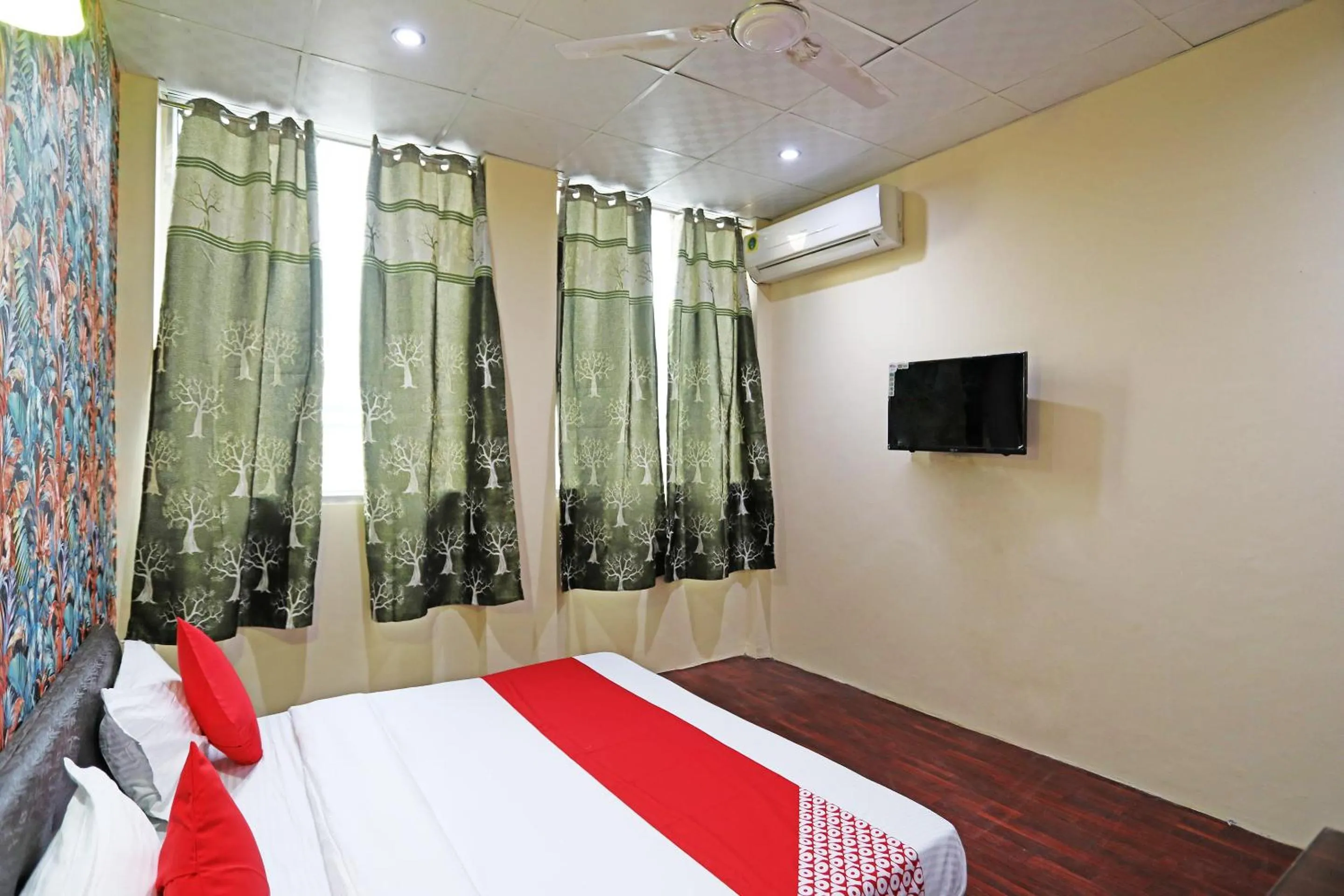 Bedroom, Bed in Hotel O Platinum Inn