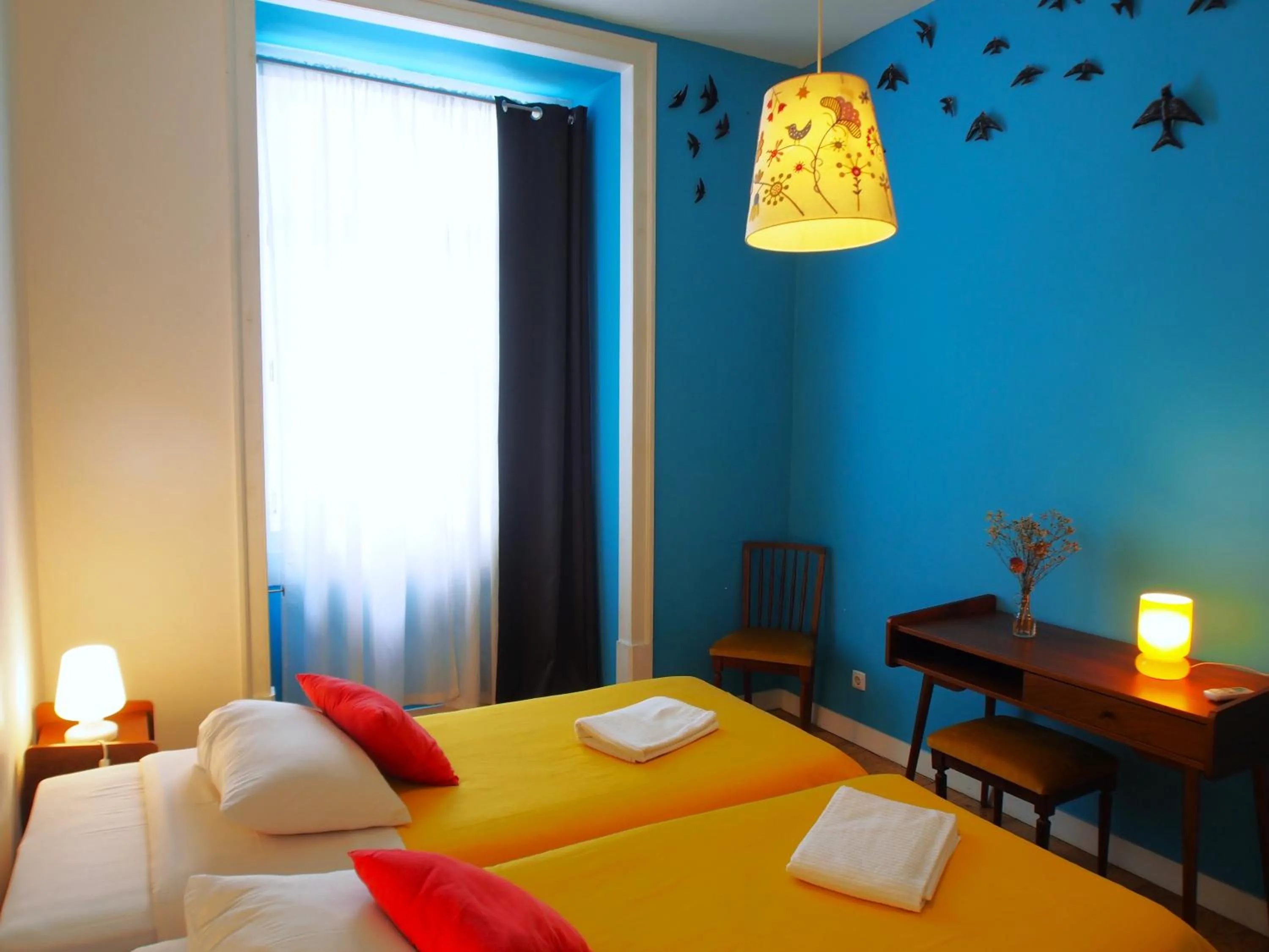 Twin Room with Shared Bathroom in Living Lounge Hostel