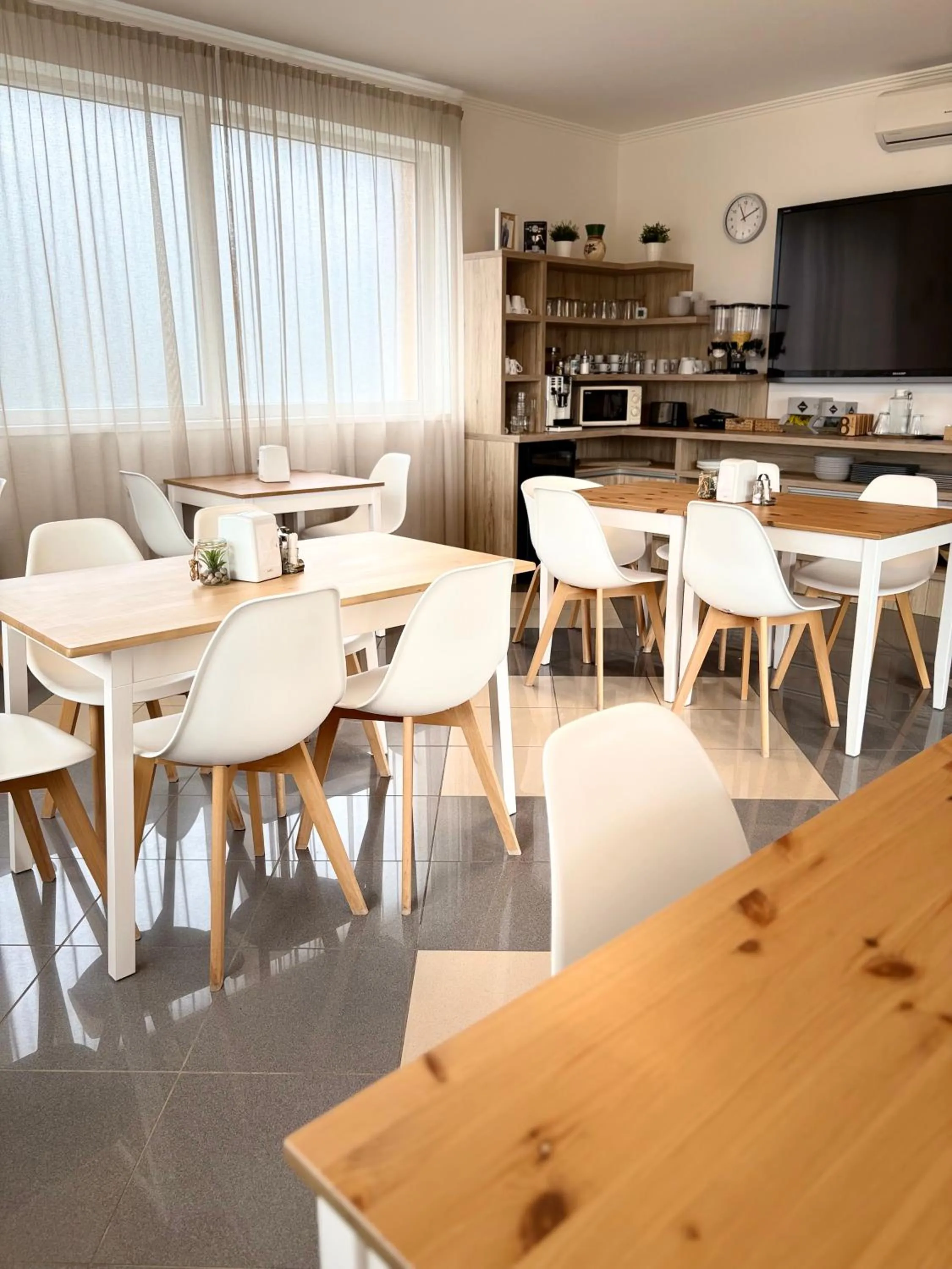 Restaurant/places to eat in Budapest Airport Almáskert Panzió