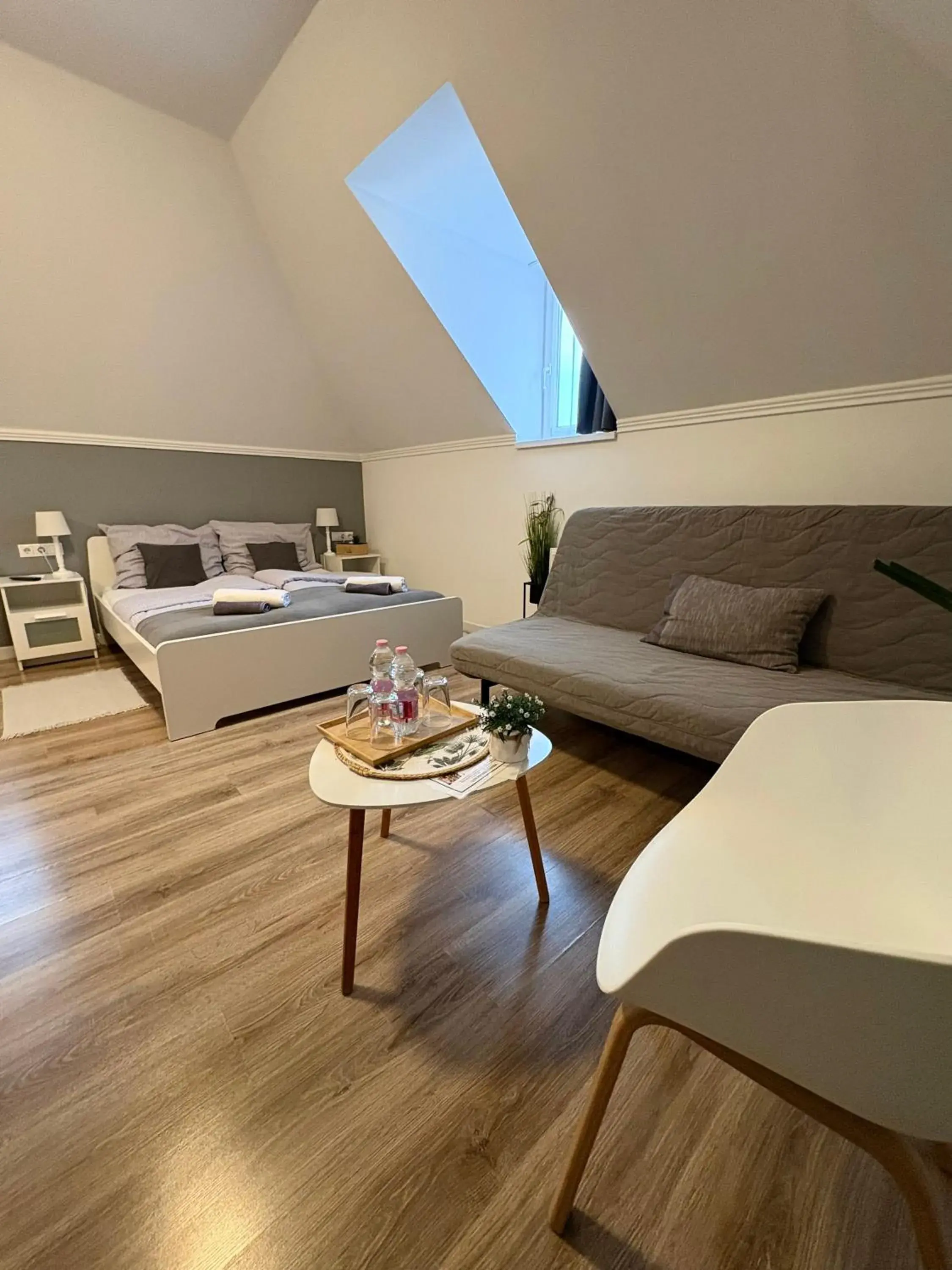 Family Room with Bath in Budapest Airport Almáskert Panzió Family Room with Bath in Budapest Airport Almáskert Panzió