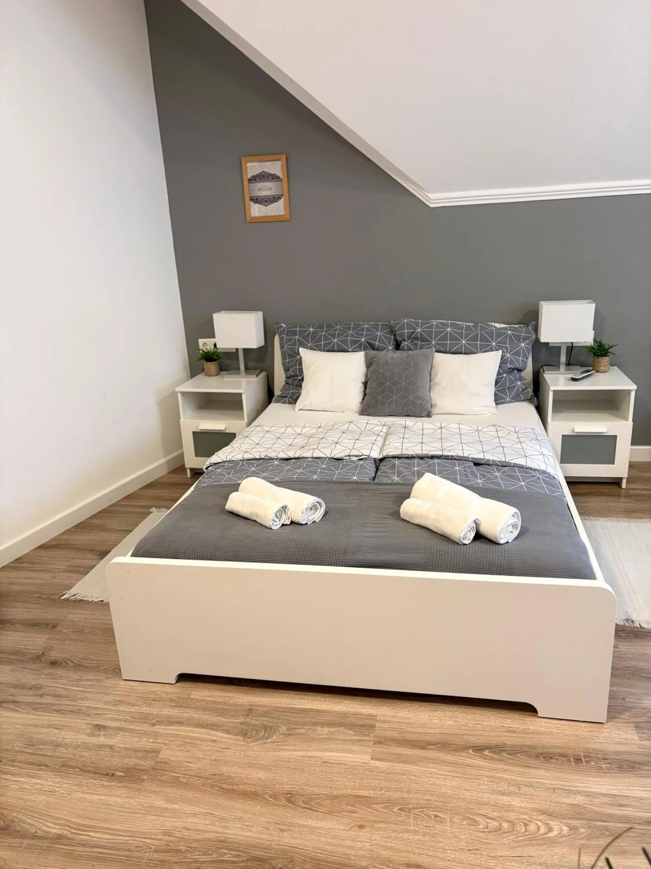 Bed in Budapest Airport Almáskert Panzió