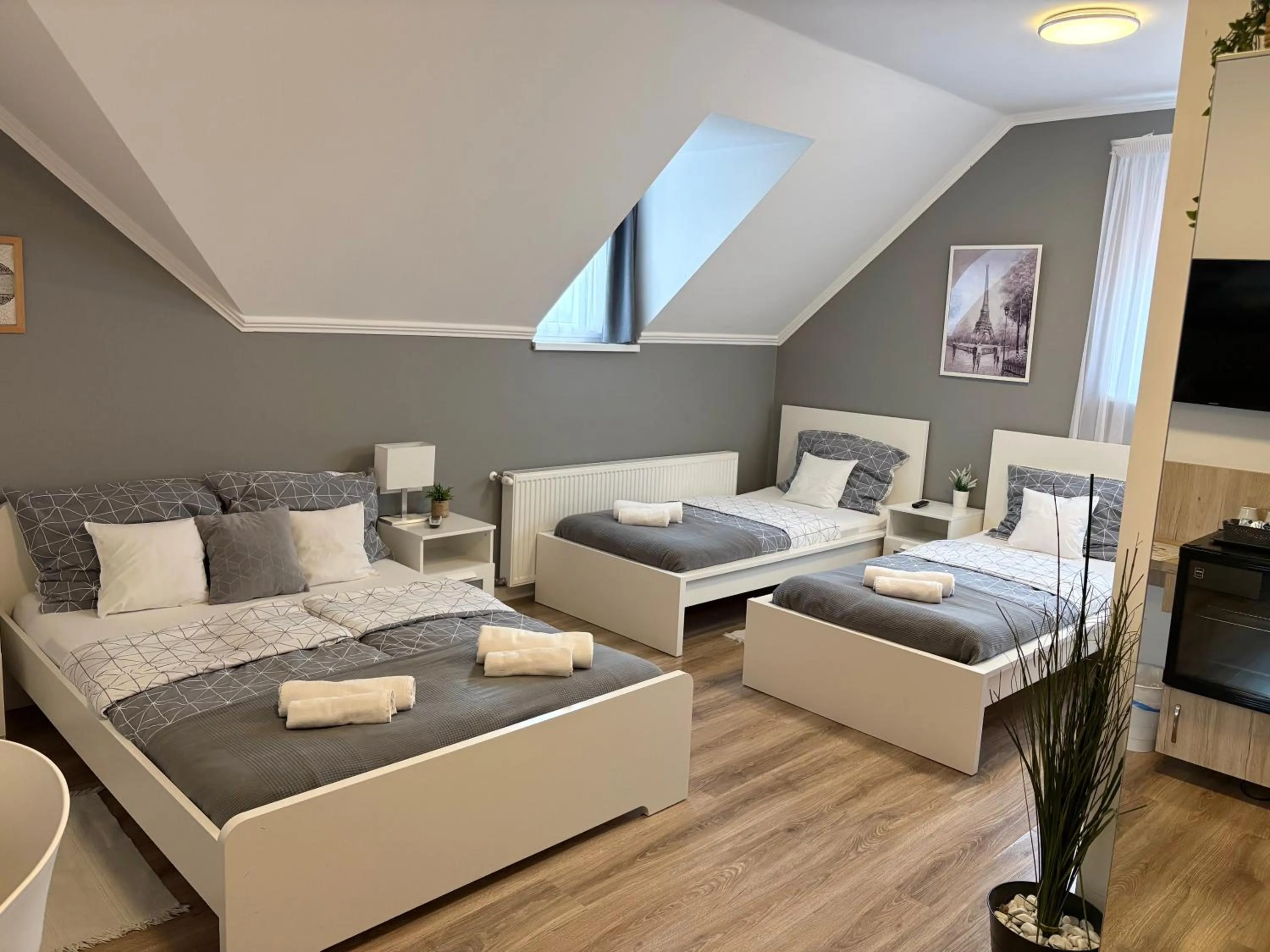 Bed in Budapest Airport Almáskert Panzió