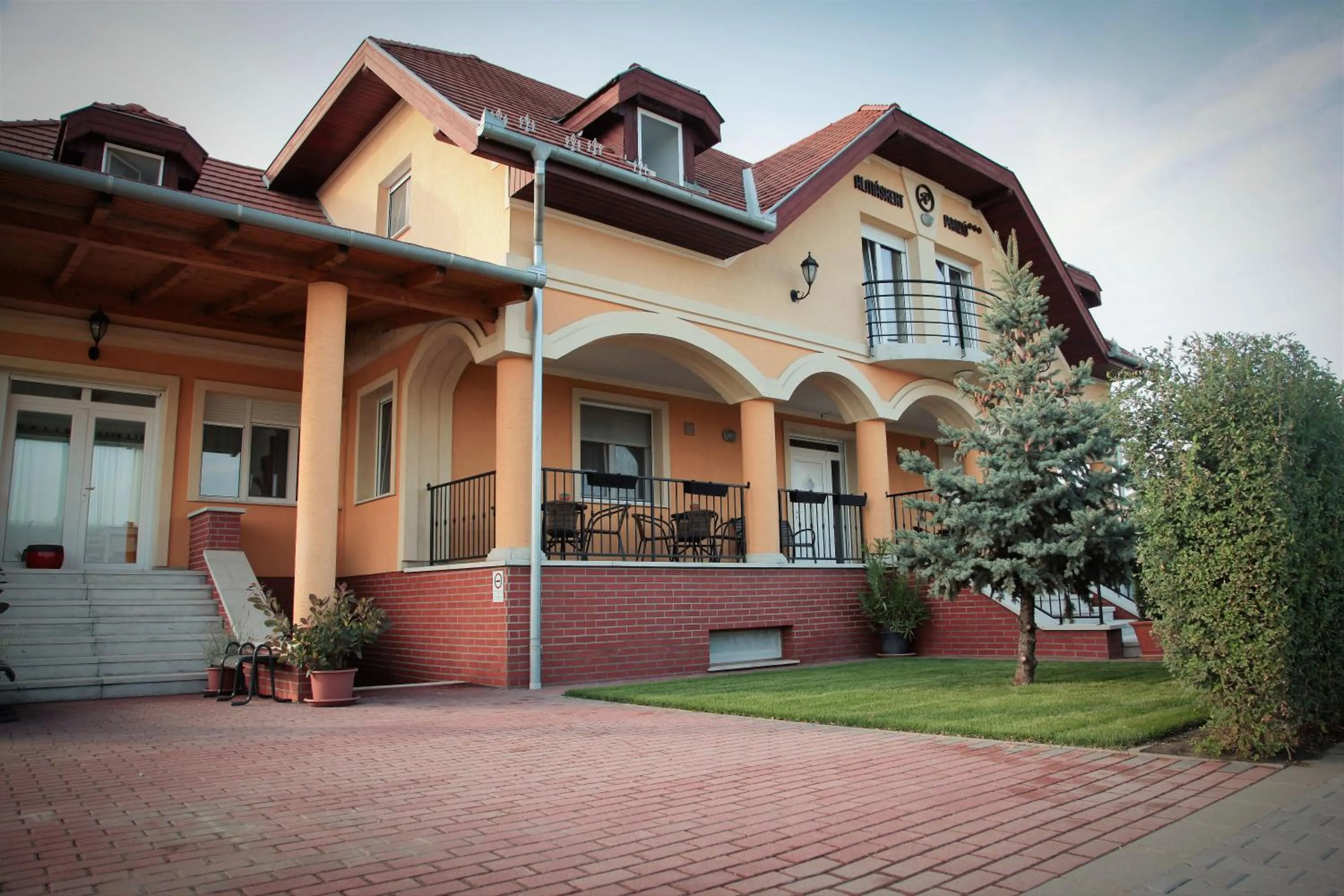 Property building in Budapest Airport Almáskert Panzió