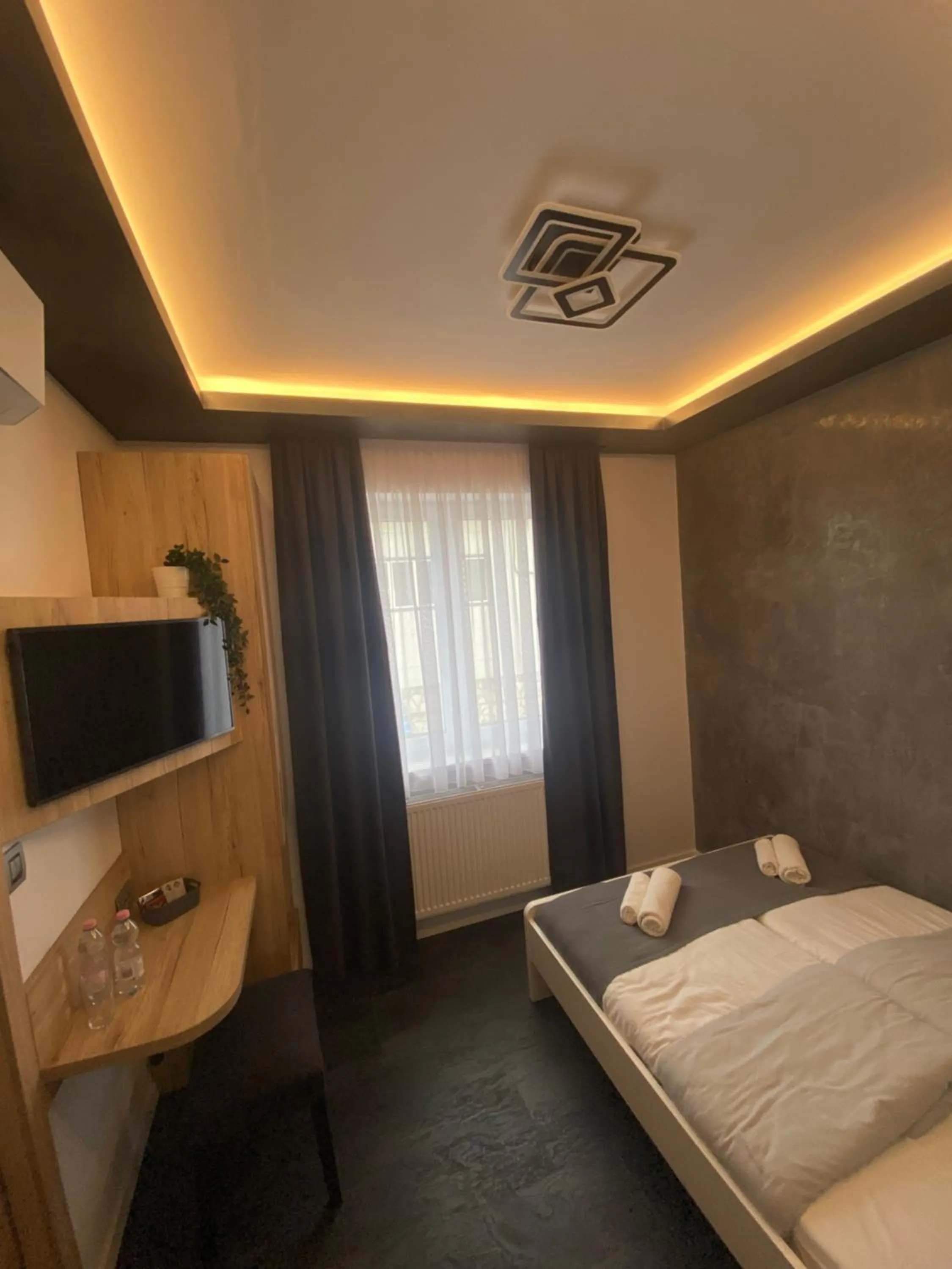 Bedroom, Bed in Budapest Airport Almáskert Panzió