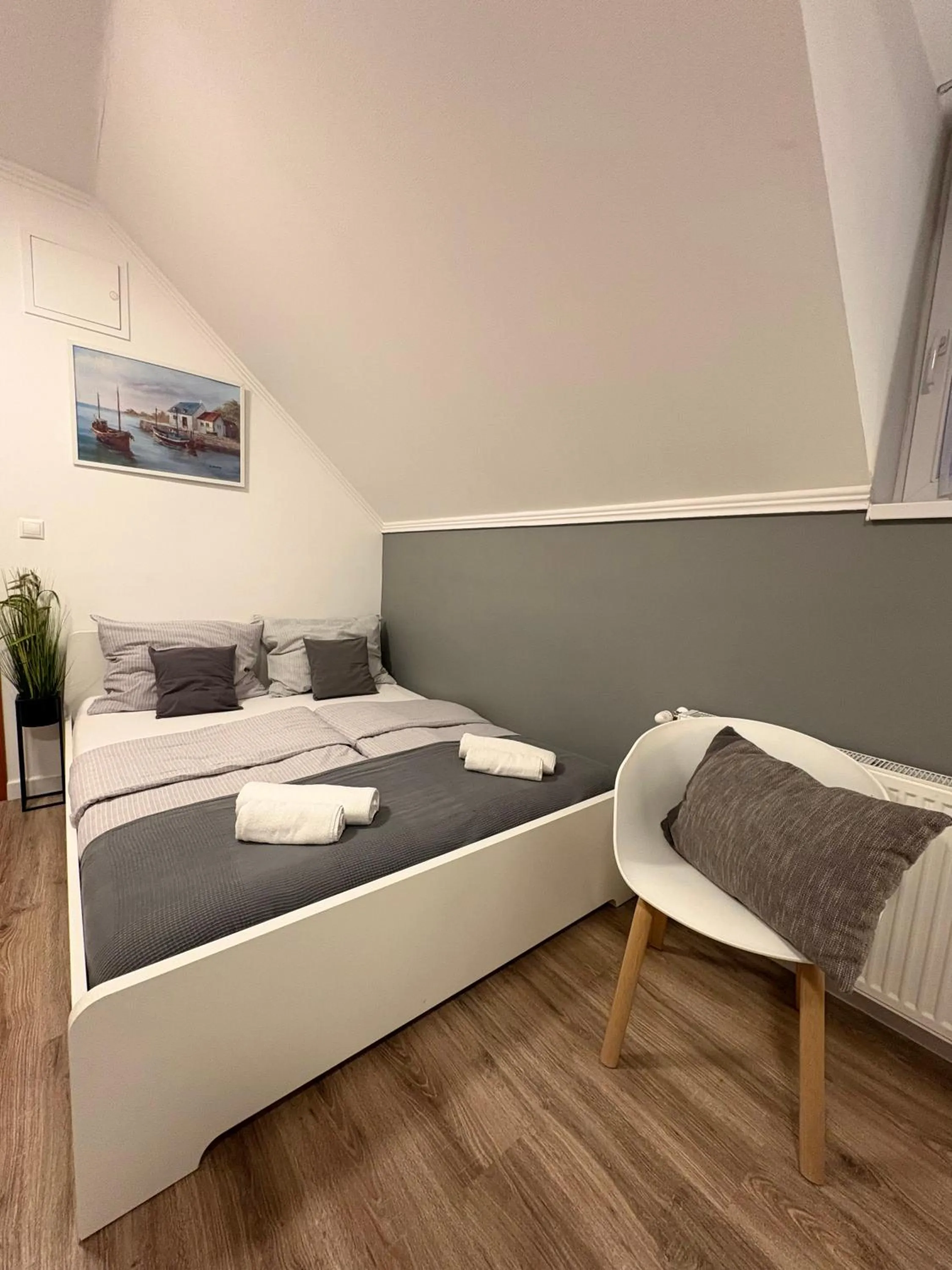 Bed in Budapest Airport Almáskert Panzió