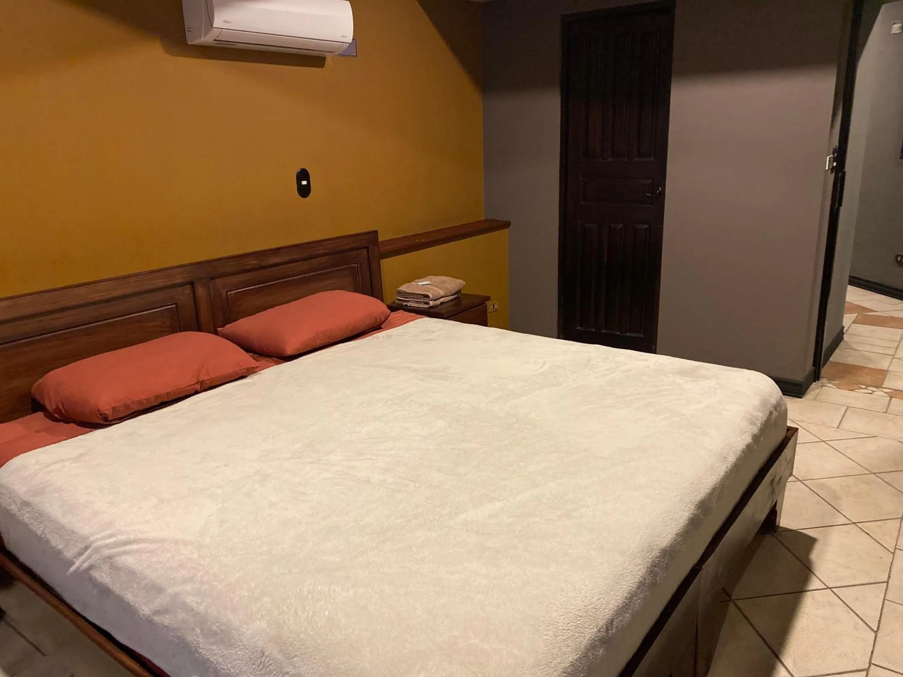 Double Room with Private Bathroom in Alajuela Backpackers Airport Hostel