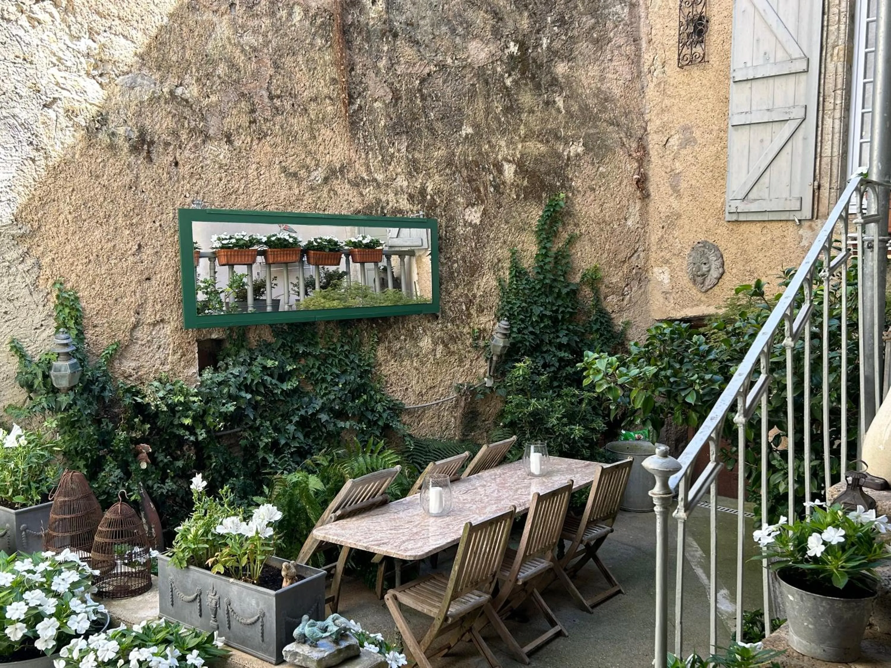 Inner courtyard view in Les Chambres de L'Horloge
