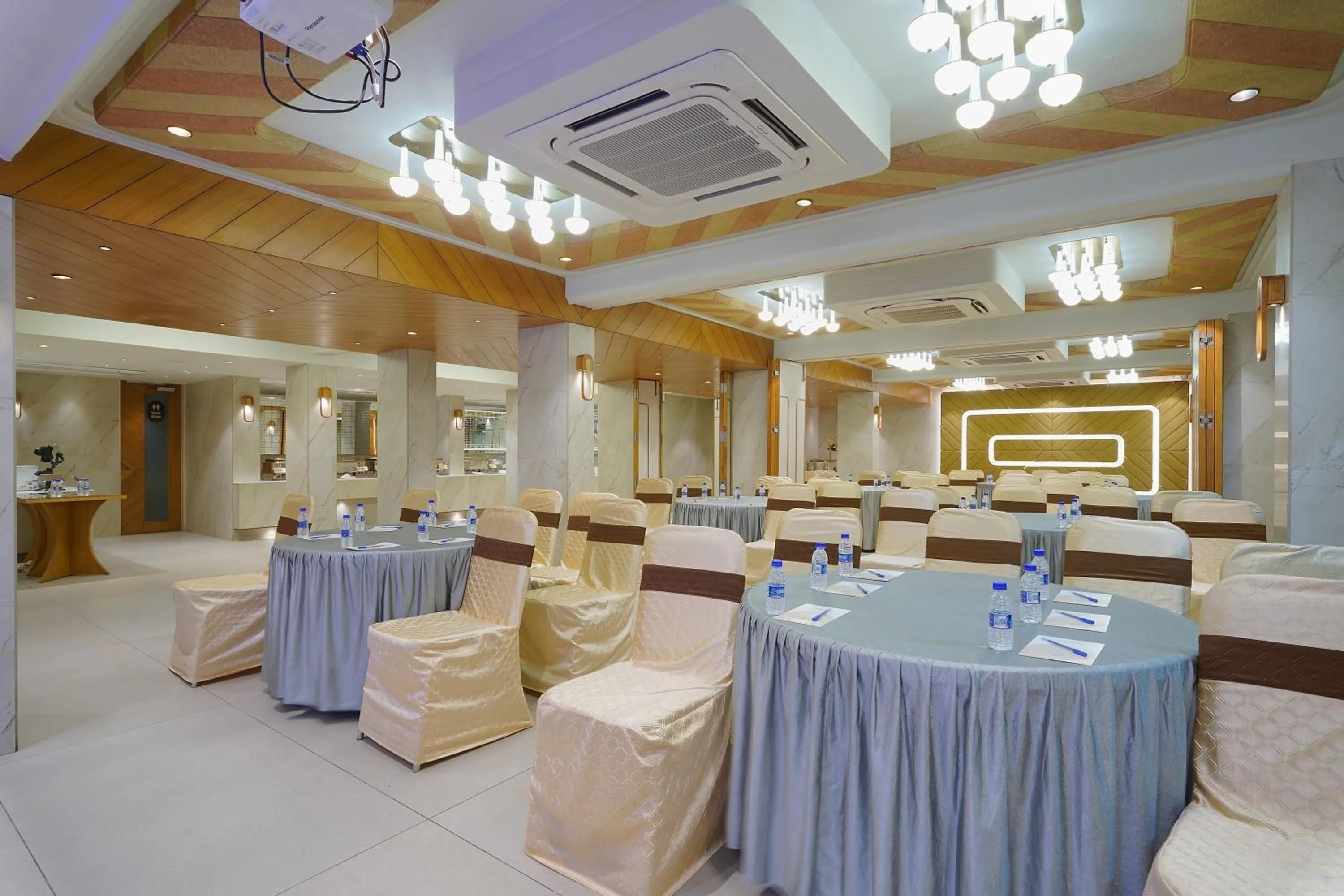 Meeting/conference room in Artilla Inn