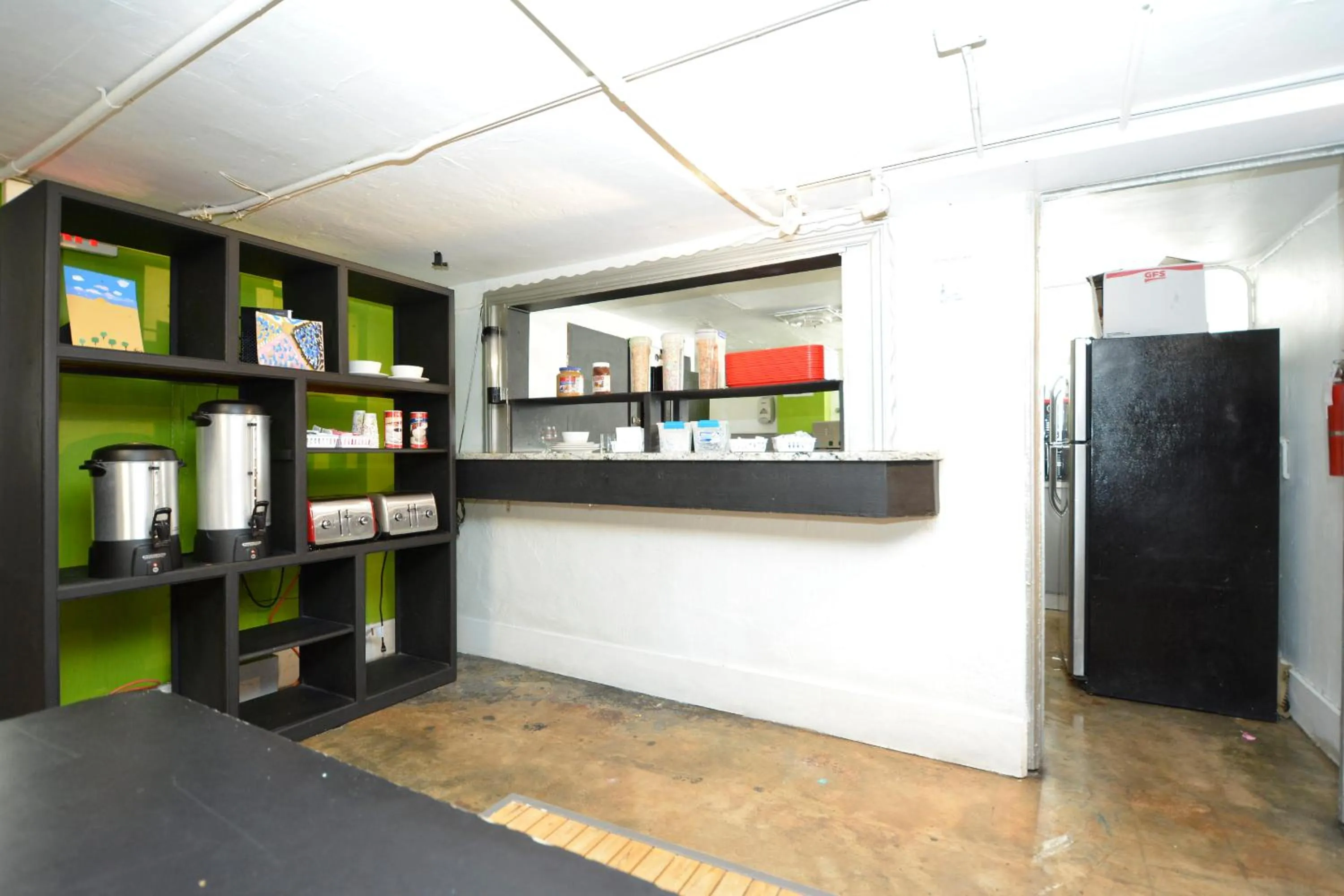 TV and multimedia in South Beach Rooms and Hostel