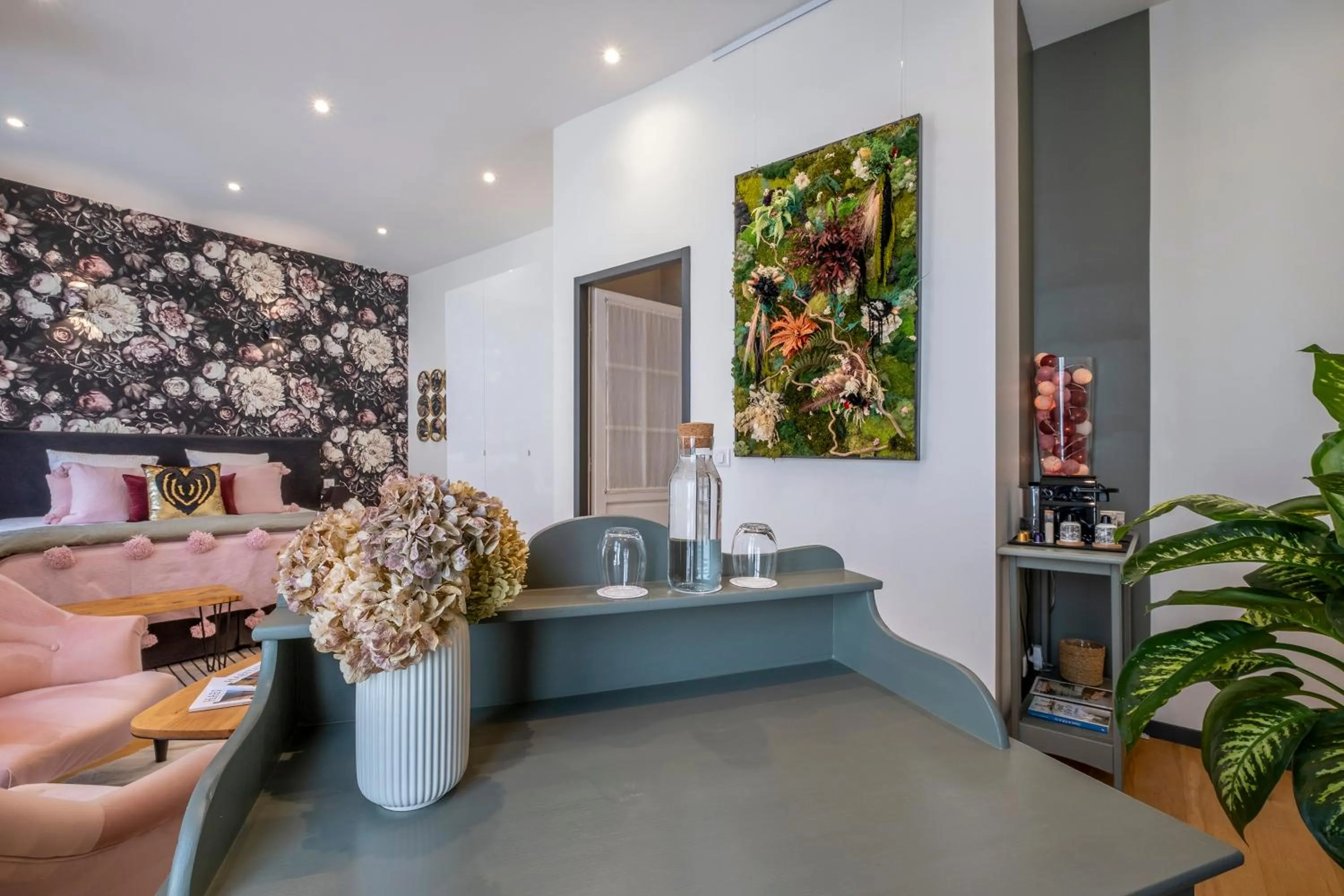 Bed in Escale Rochelaise B&B, SPA bain nordique et sauna tonneau