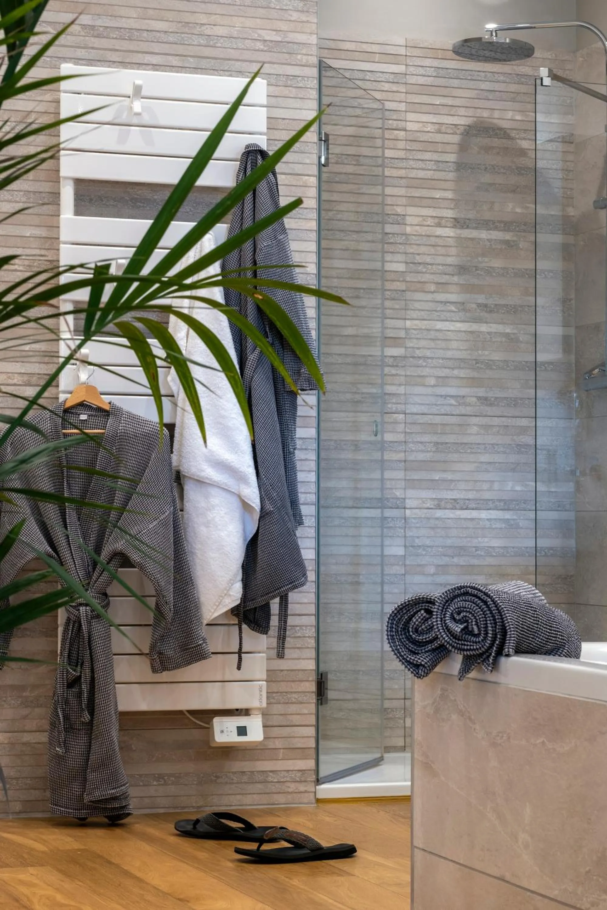 Bathroom in Escale Rochelaise B&B, SPA bain nordique et sauna tonneau