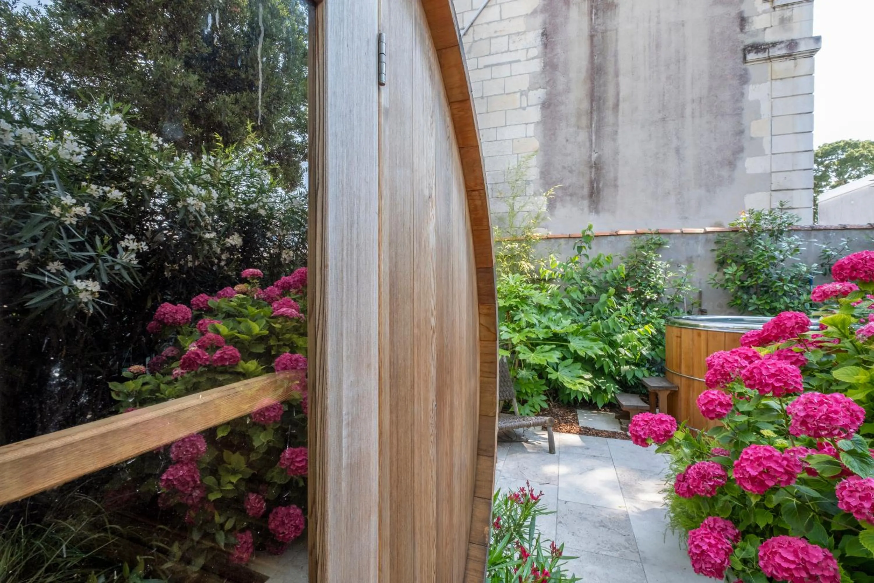 Sauna in Escale Rochelaise B&B, SPA bain nordique et sauna tonneau