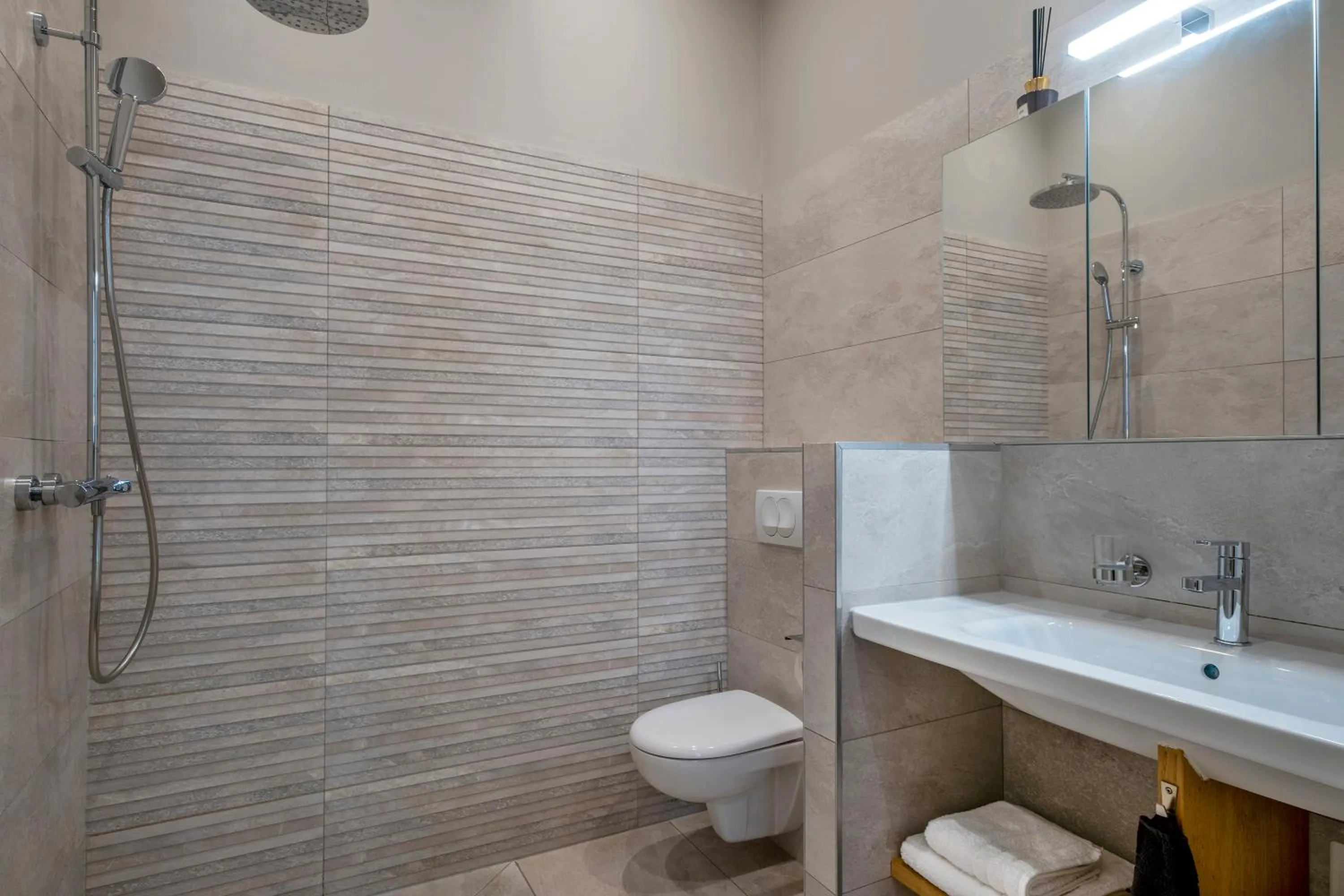 Bathroom in Escale Rochelaise B&B, SPA bain nordique et sauna tonneau