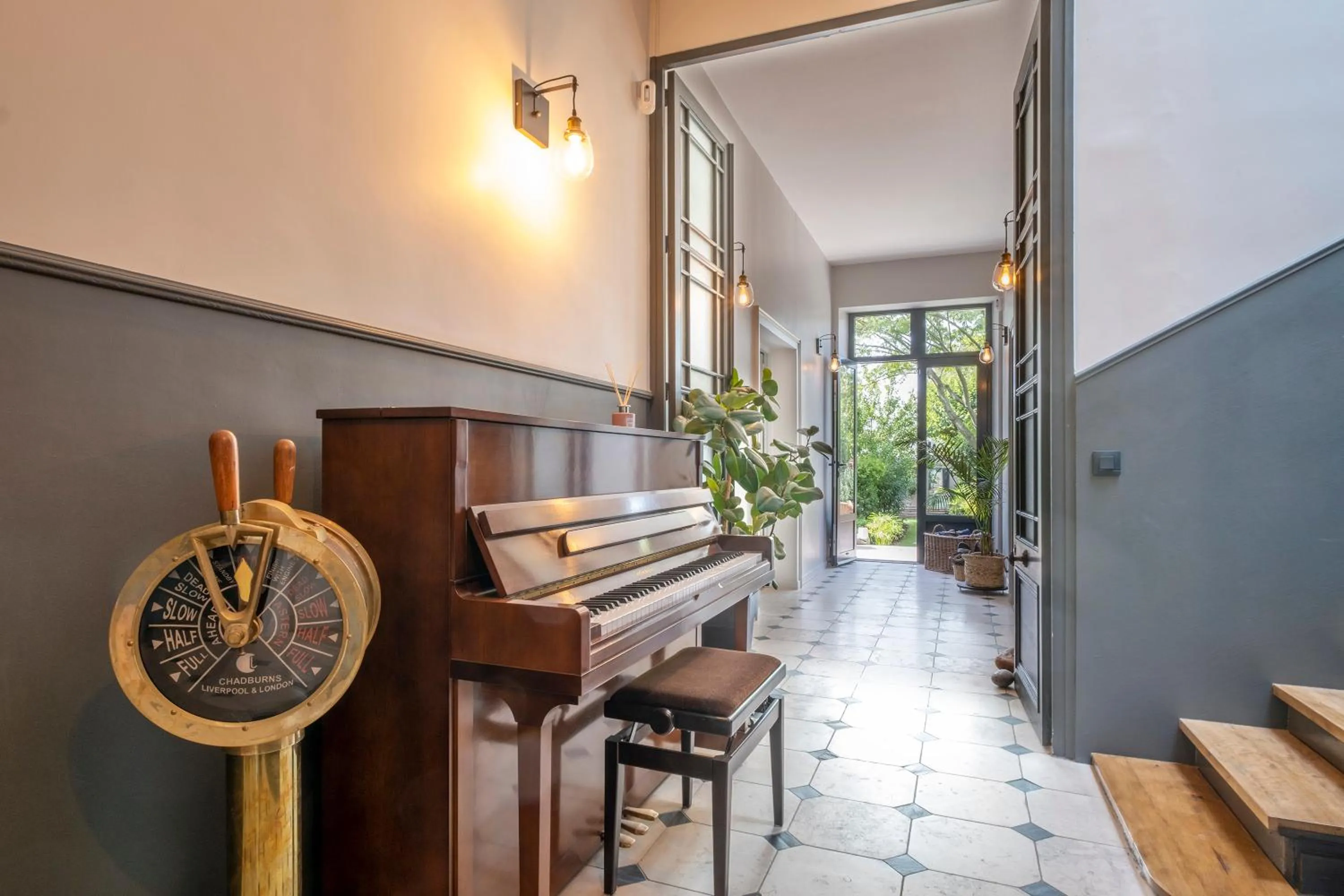 Garden view in Escale Rochelaise B&B, SPA bain nordique et sauna tonneau