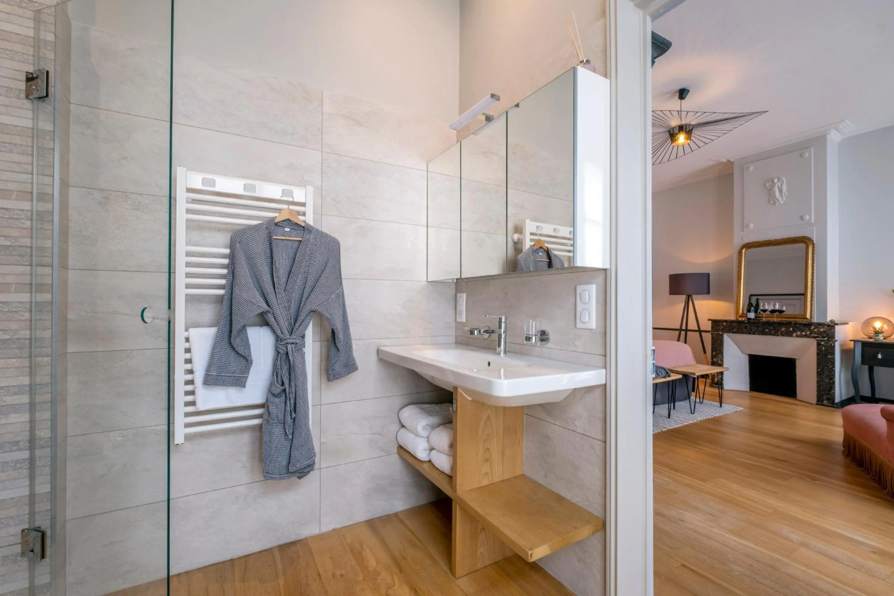 Shower in Escale Rochelaise B&B, SPA bain nordique et sauna tonneau