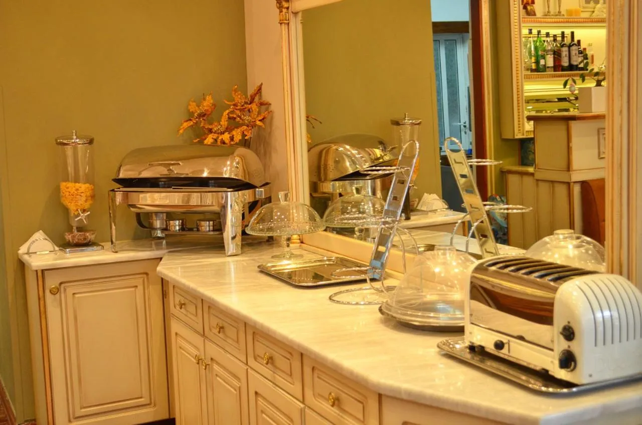 Restaurant/places to eat in Olympic Hotel