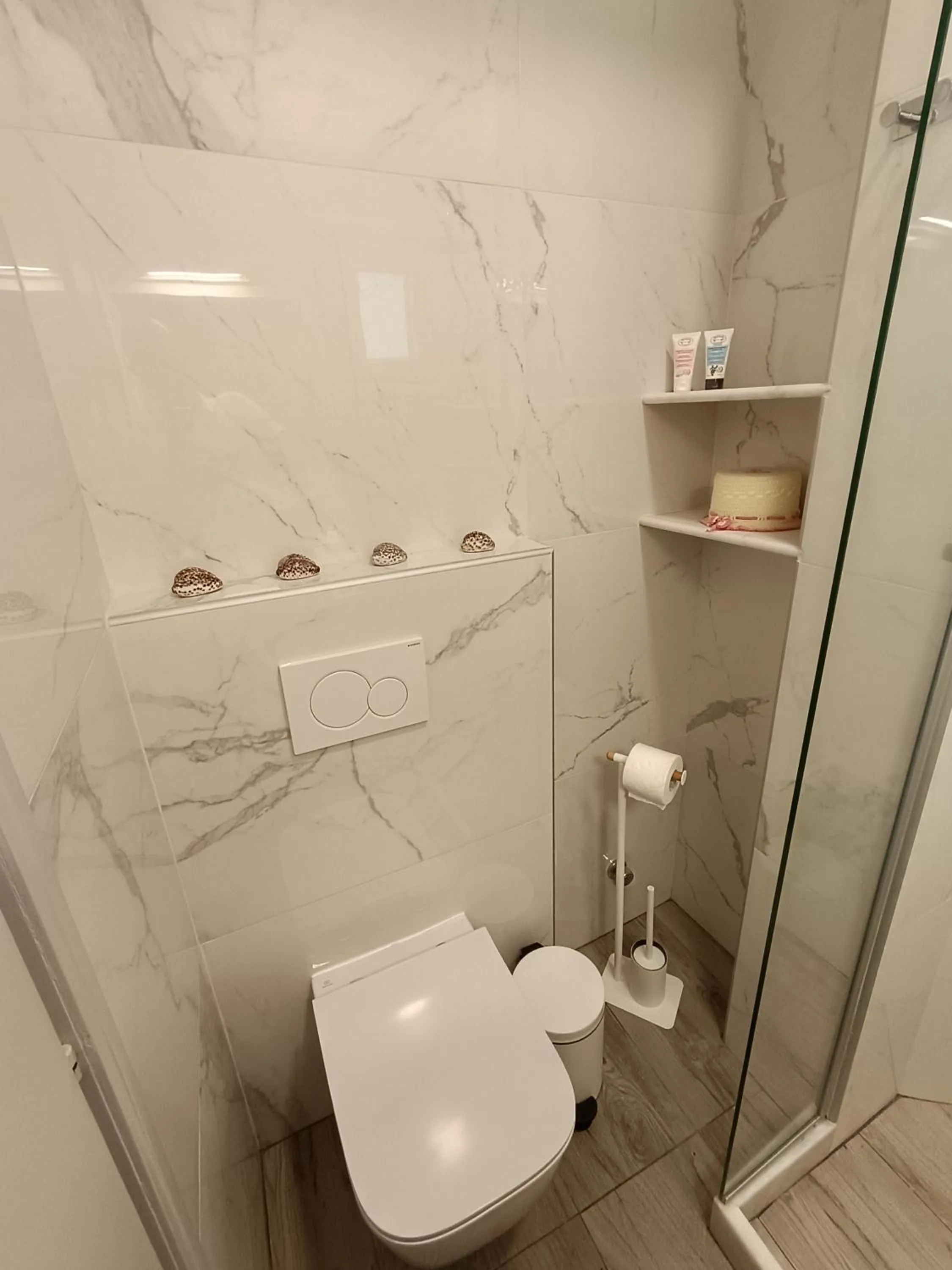 Shower in Cyclades Studios