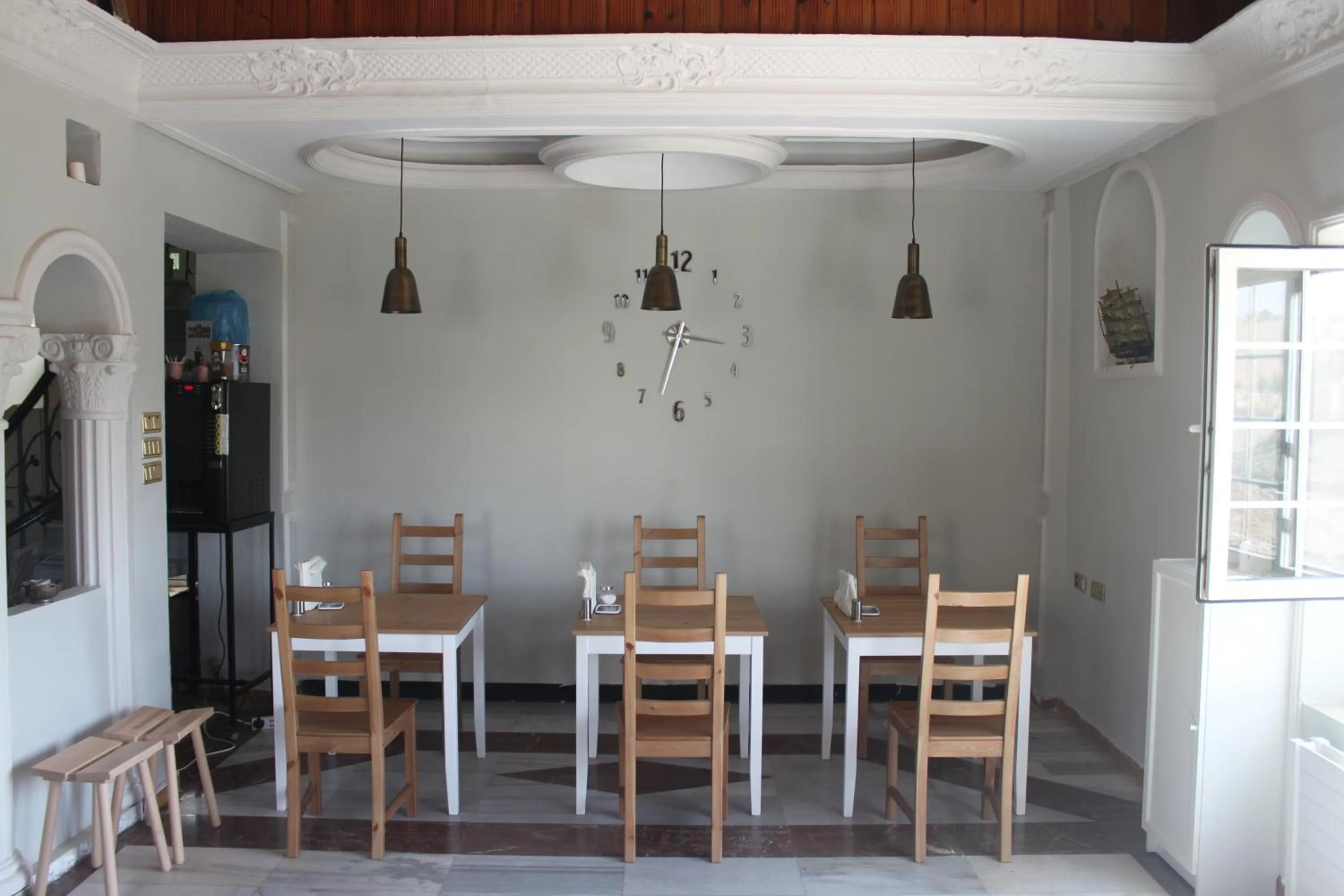 Restaurant/places to eat in Cairwan Hotel