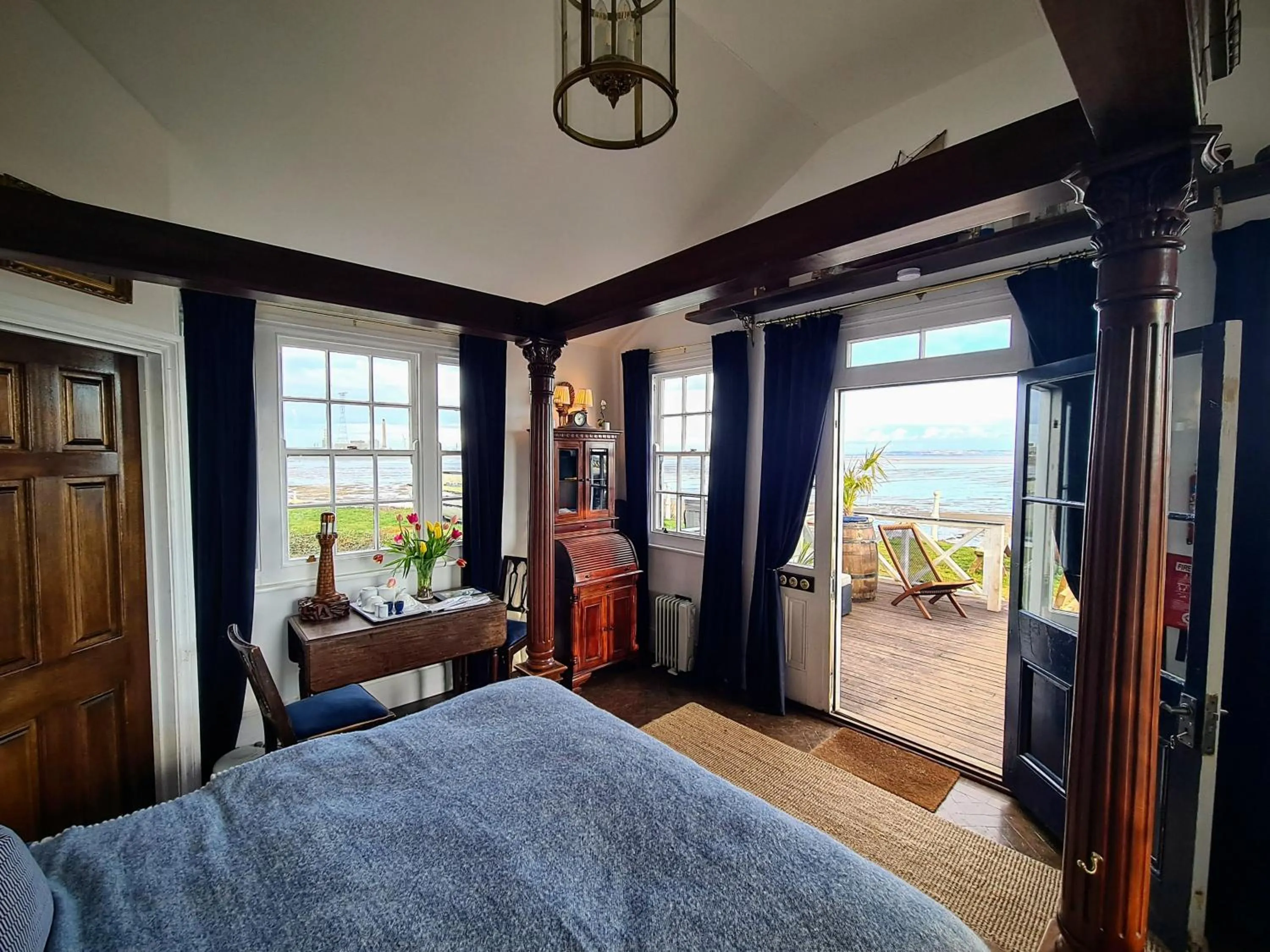 Bedroom, Bed in The West Usk Lighthouse Lightkeepers Lodge