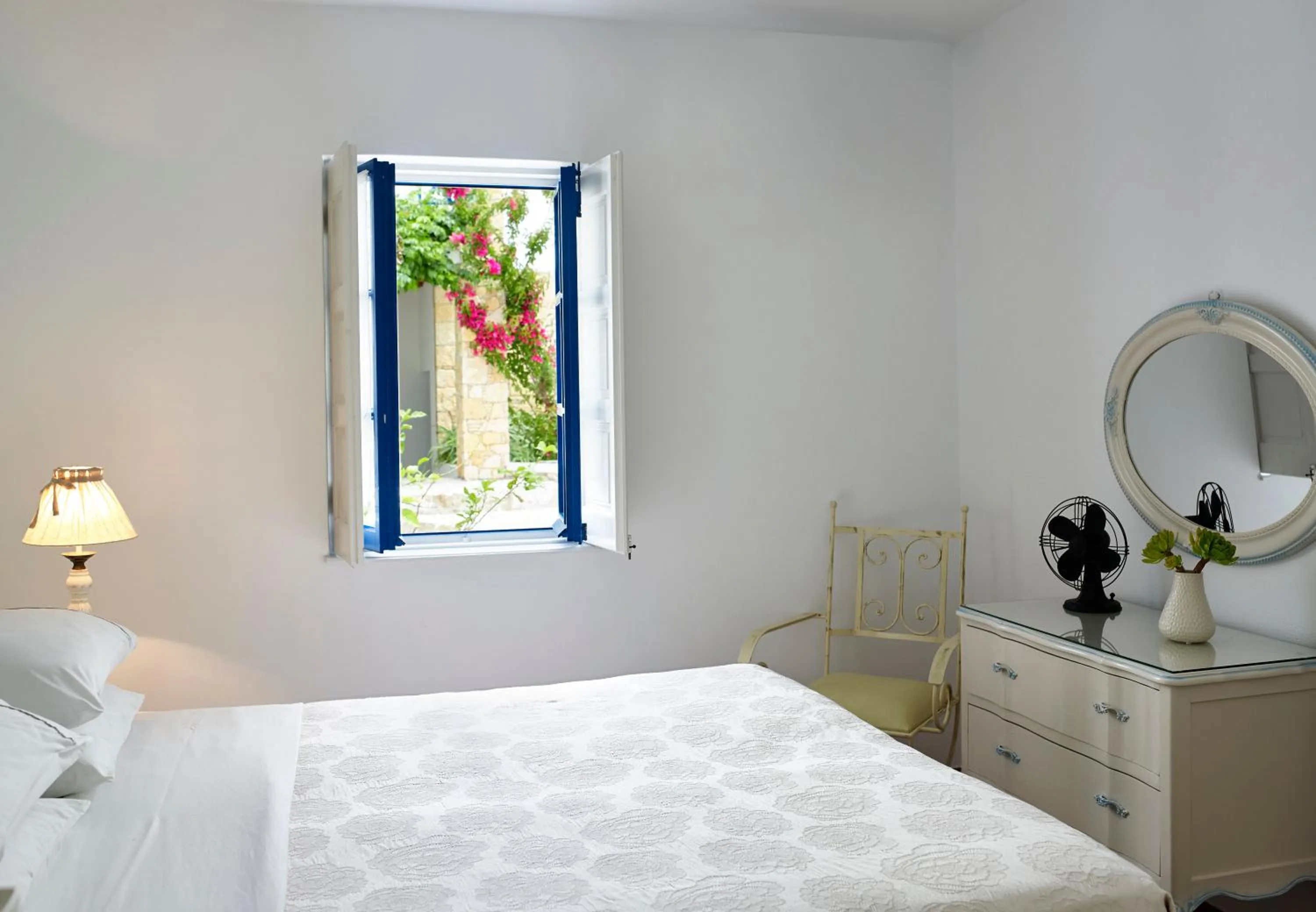 Bed in Folegandros Apartments