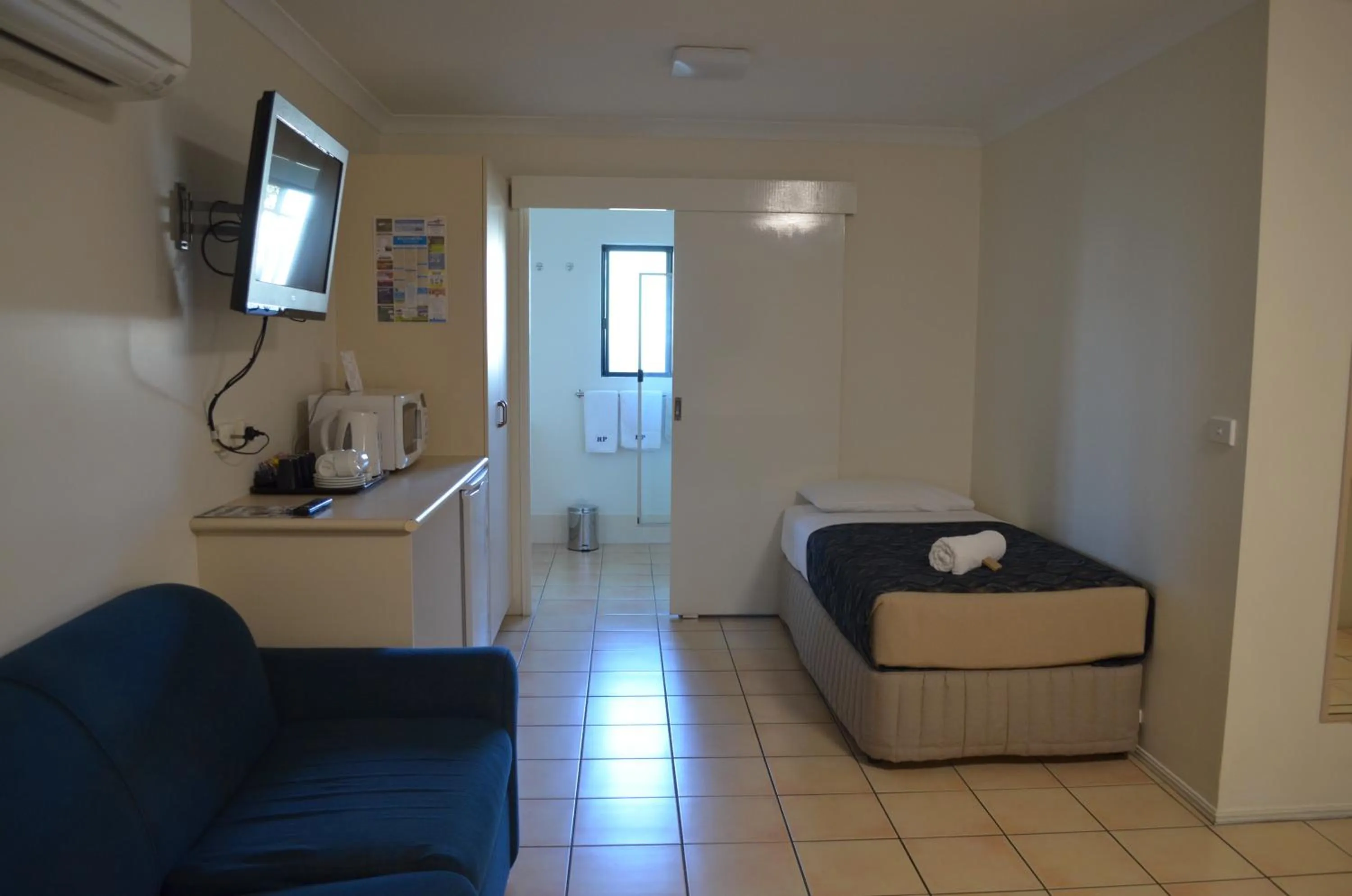 Day, Bed in Rockhampton Palms Motor Inn