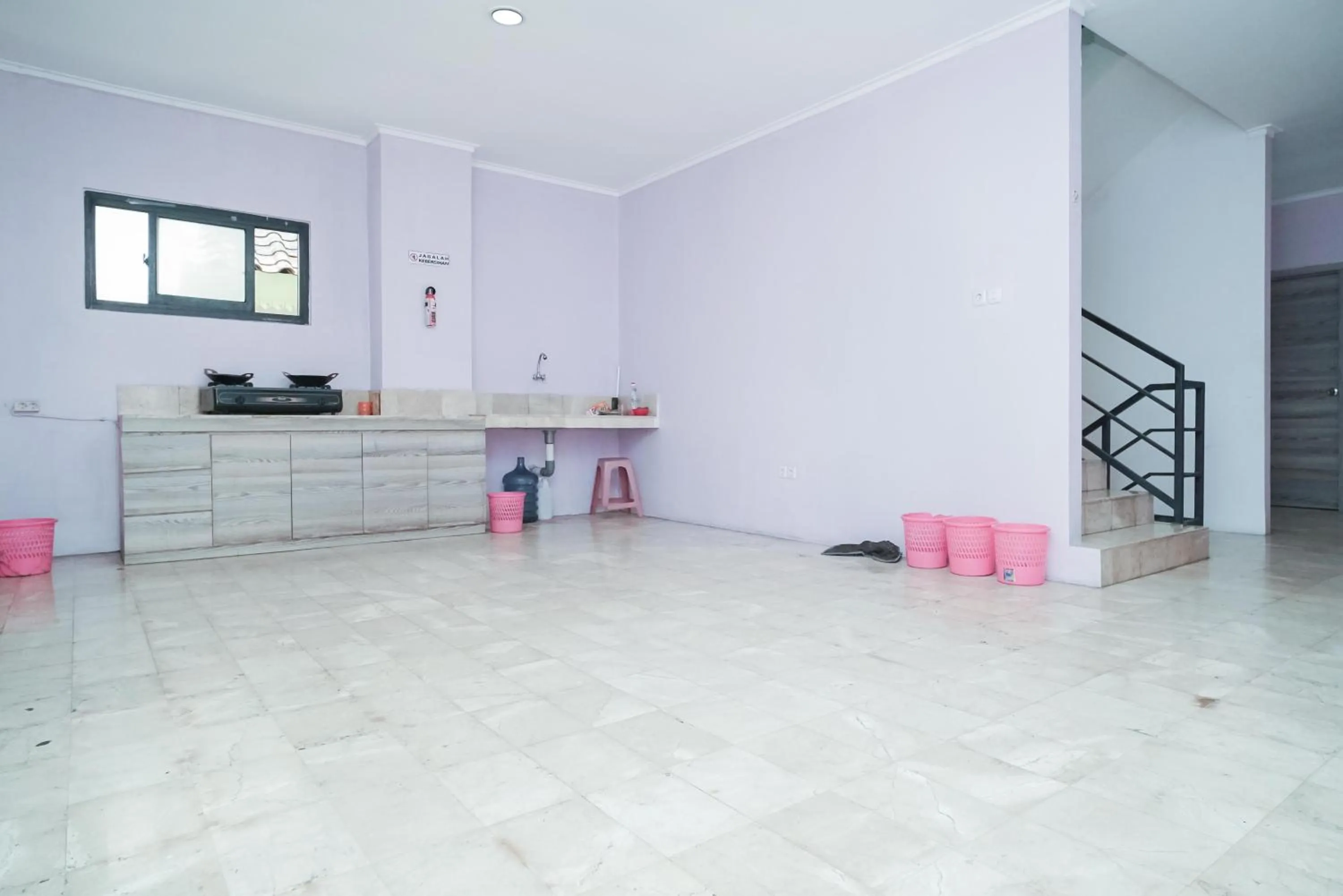 Kitchen or kitchenette in KoolKost near Universitas BINUS Anggrek