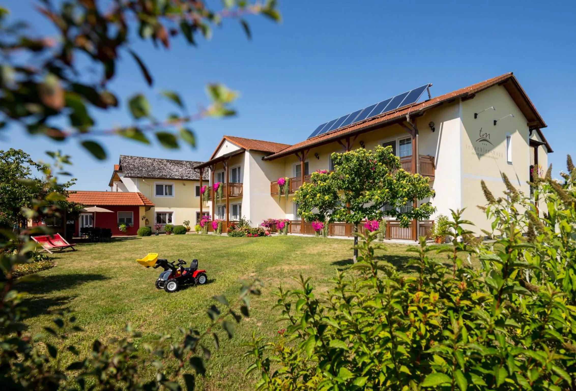 Facade/entrance in Hotel-Restaurant Teuschler-Mogg Bad Waltersdorf inklusiv Genusscard