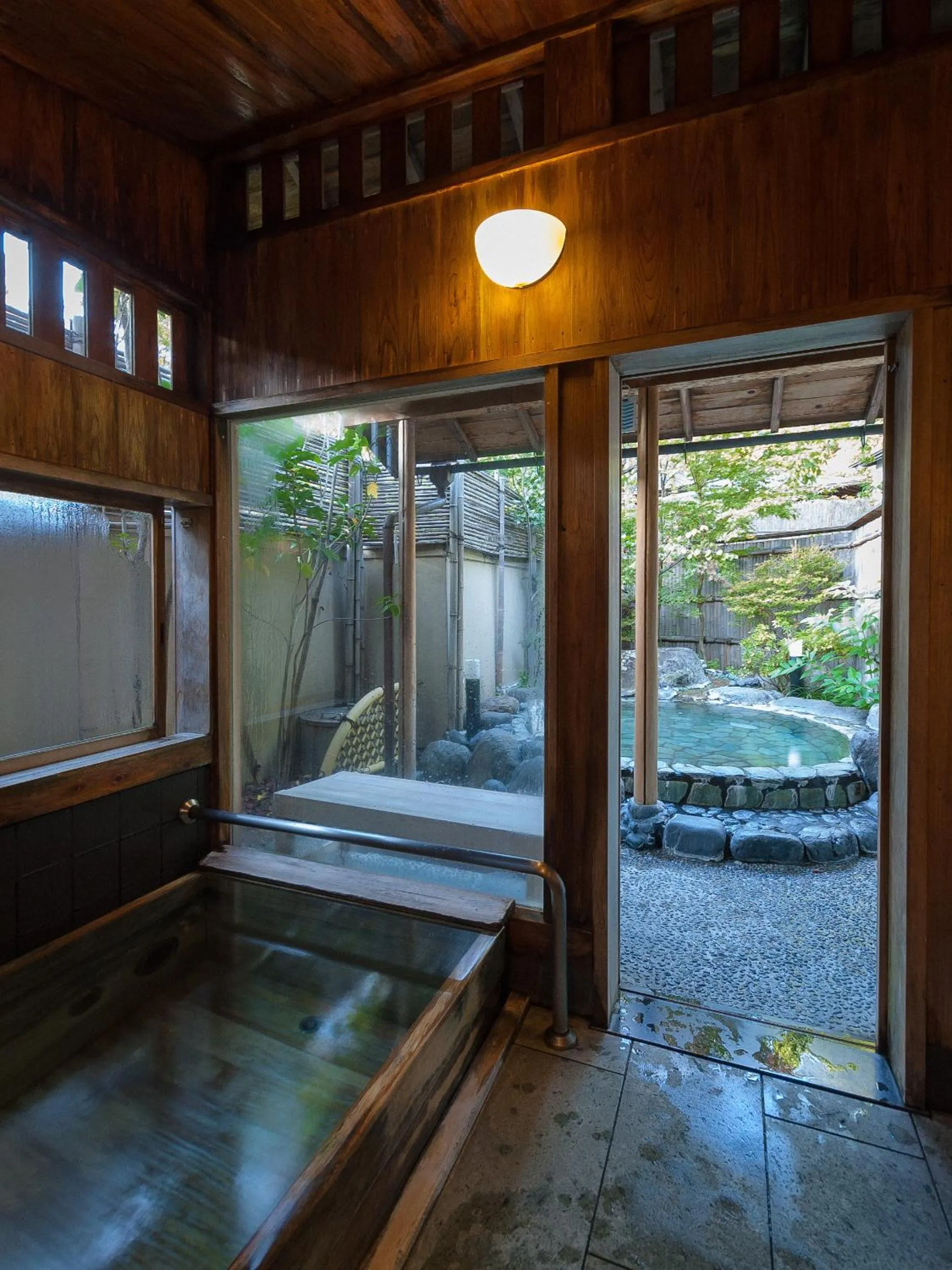 Hot Spring Bath in Izumiya Zenbe