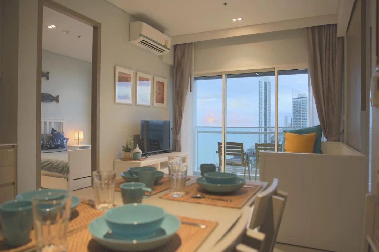 Stunning sunset on 30th floor beach front@Veranda