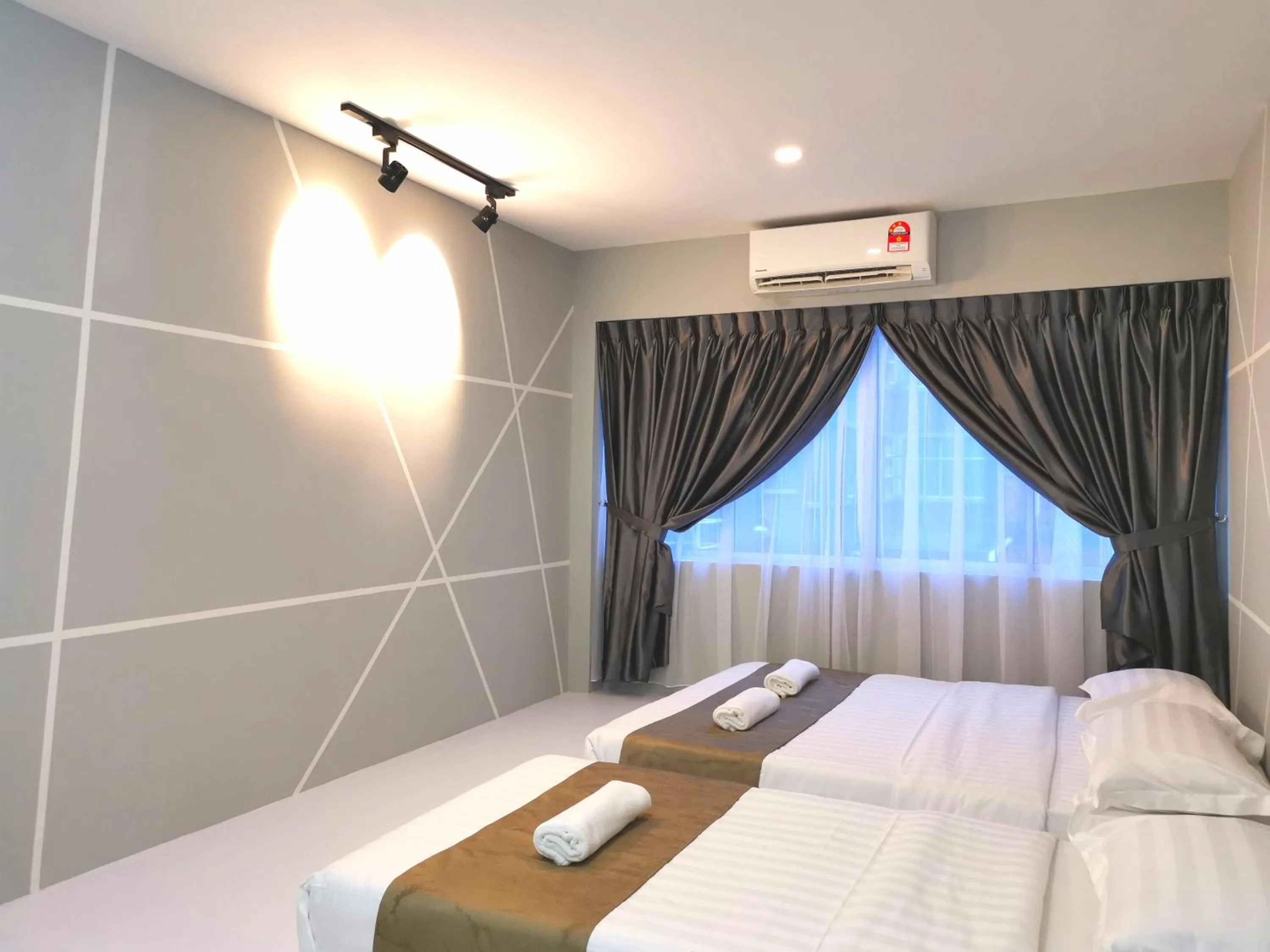 Photo of the whole room, Bed in HotSpot @ City Centre by SSVC