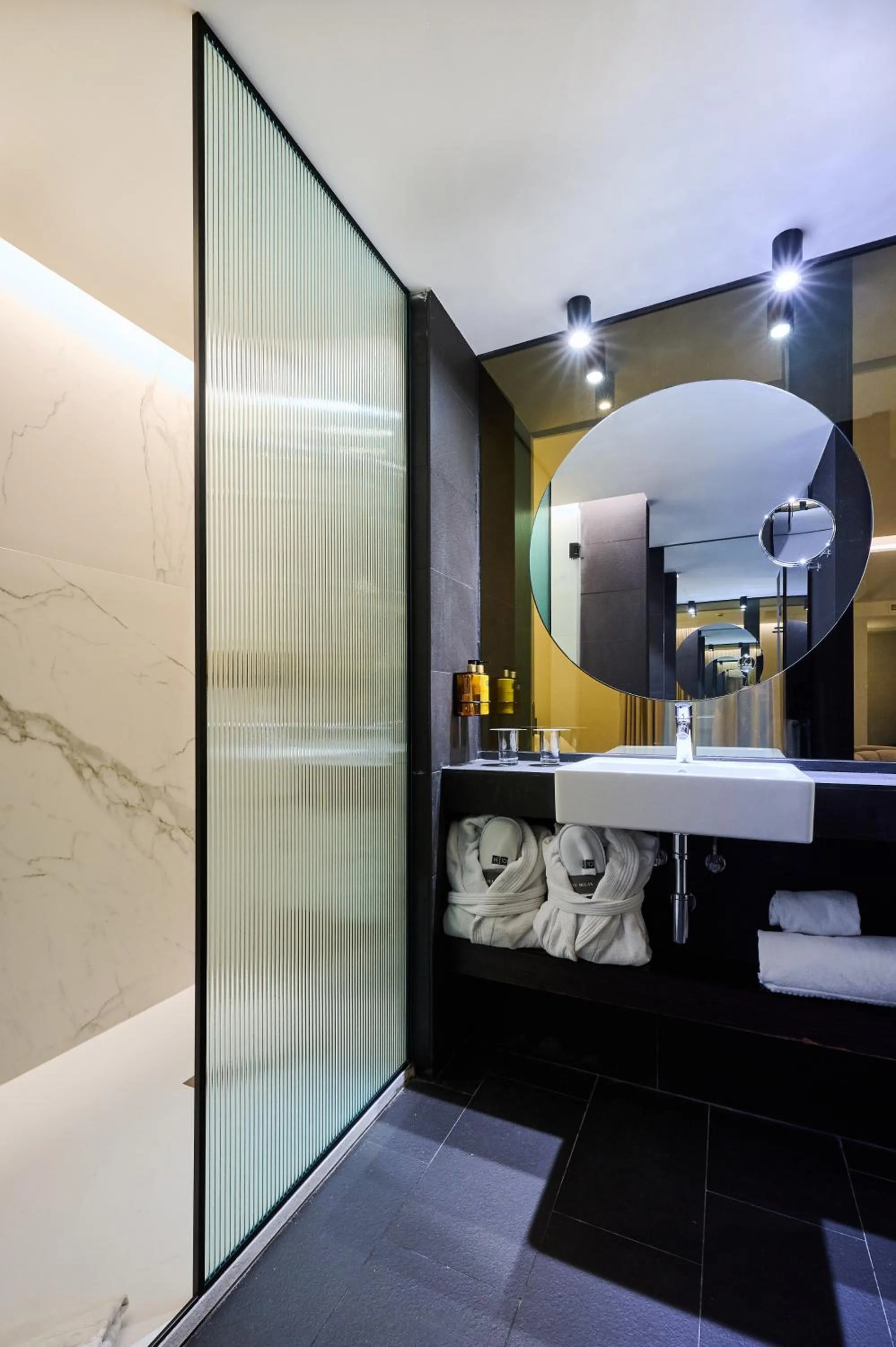 Shower in H10 Port Vell 4* Sup