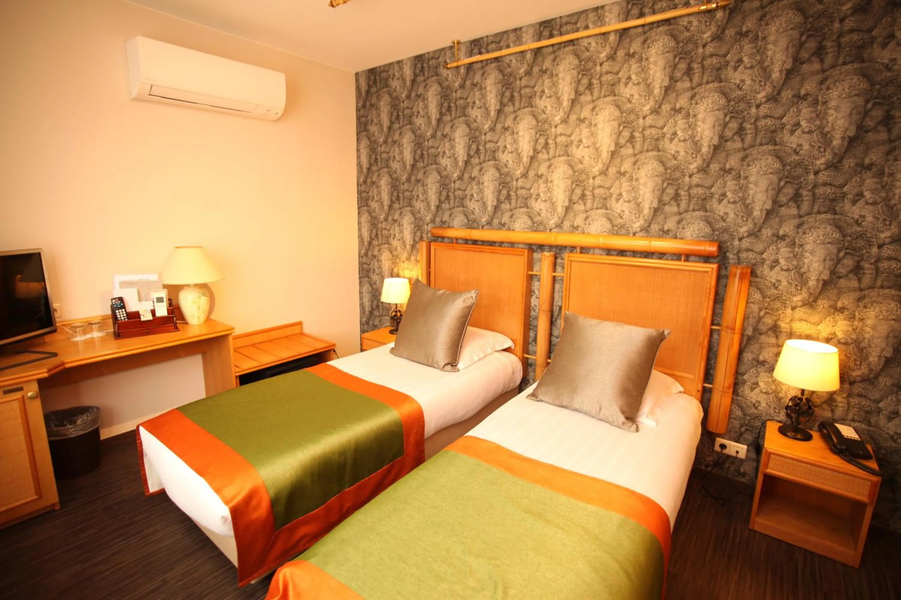 Bedroom, Bed in Hotel La Roseraie