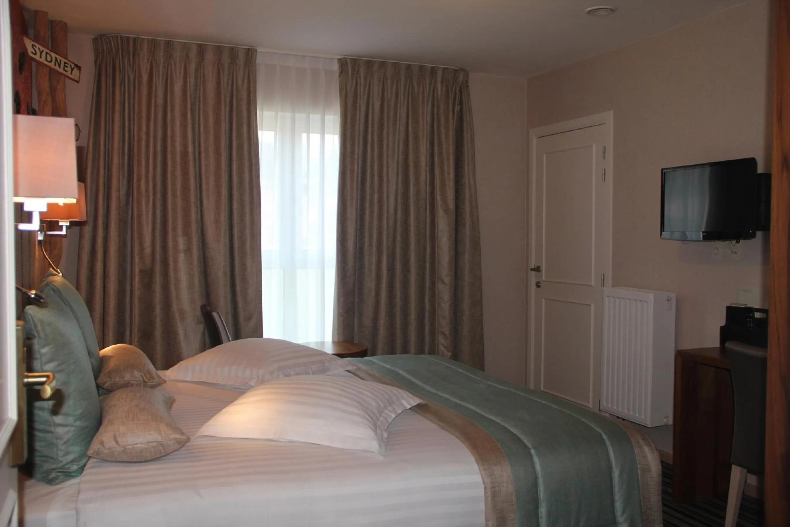 Bed in Hotel La Roseraie