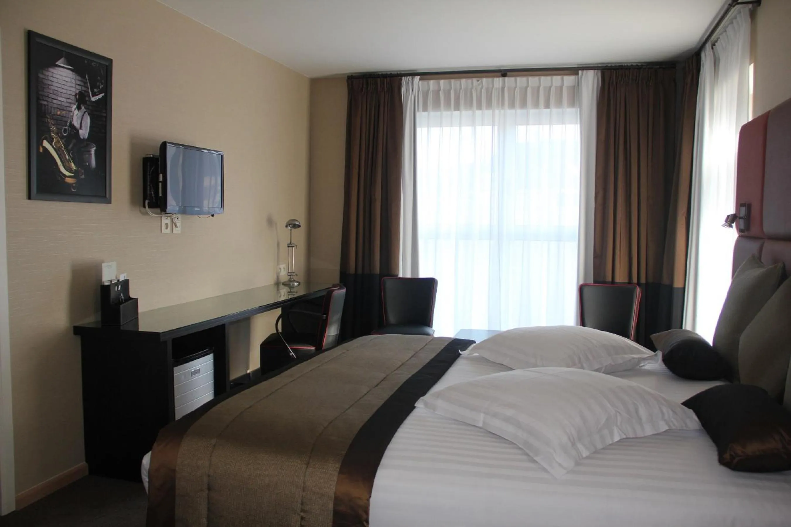 Seating area, Bed in Hotel La Roseraie