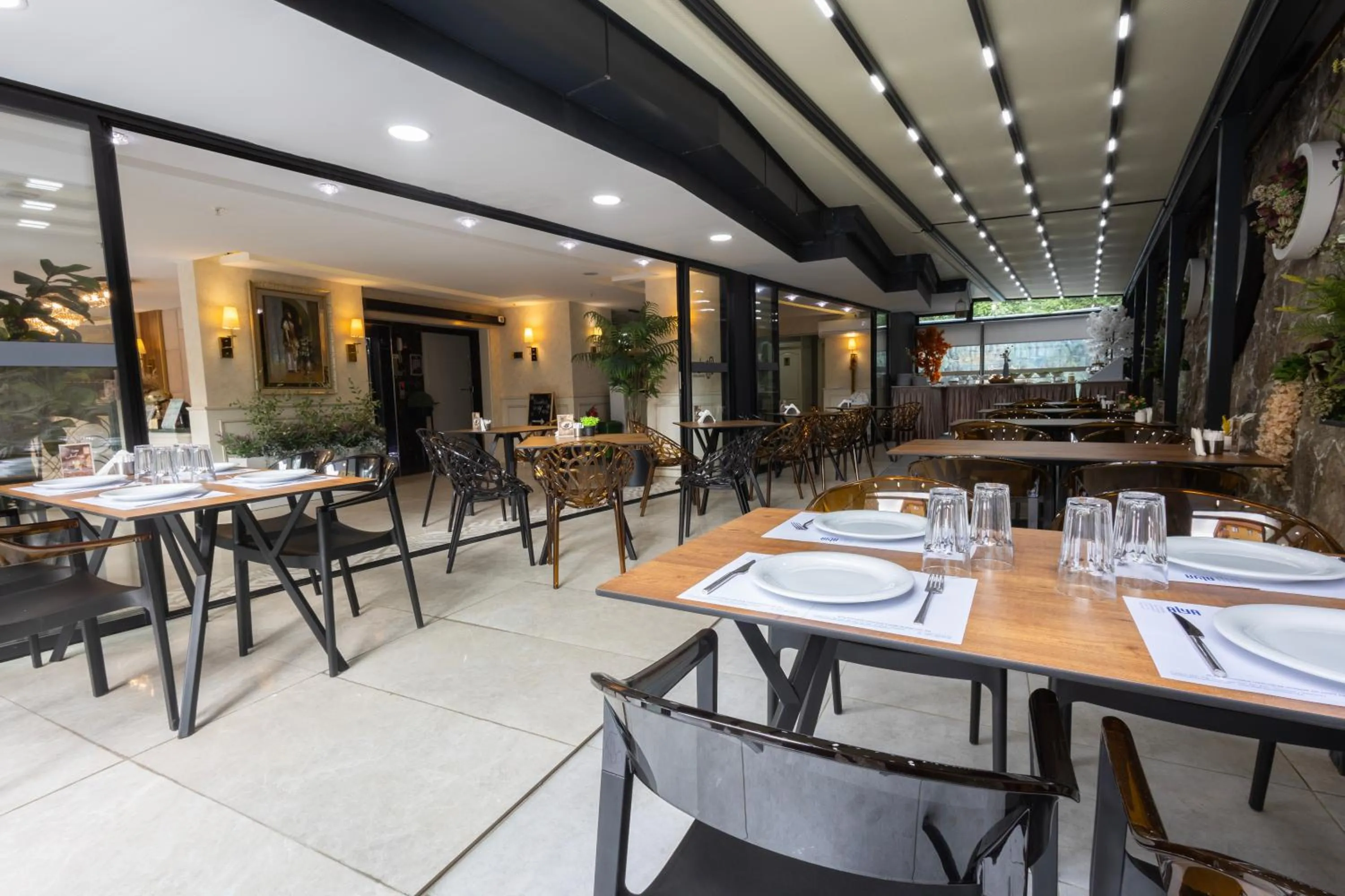 Restaurant/places to eat in Alya Hotel