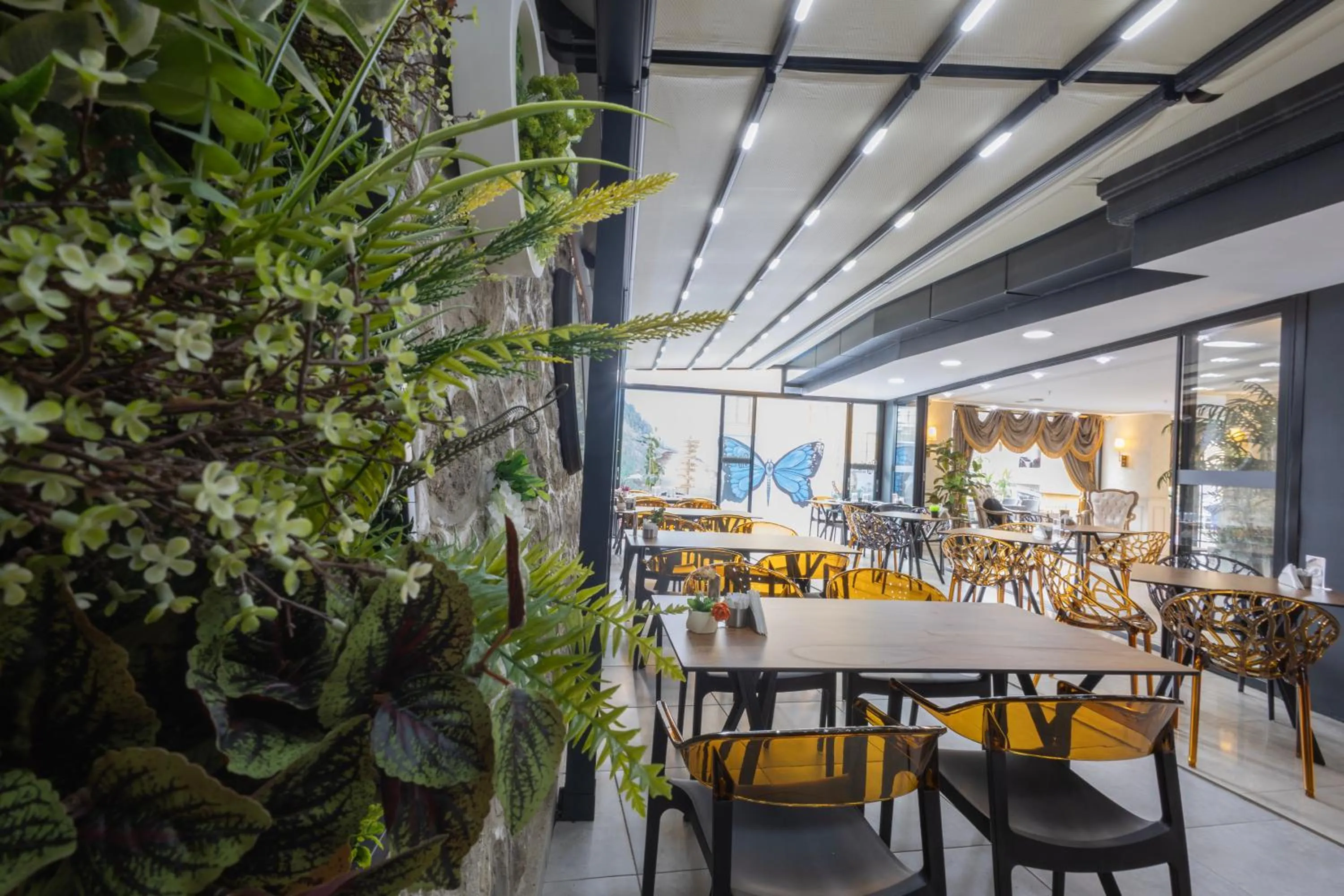 Restaurant/places to eat in Alya Hotel