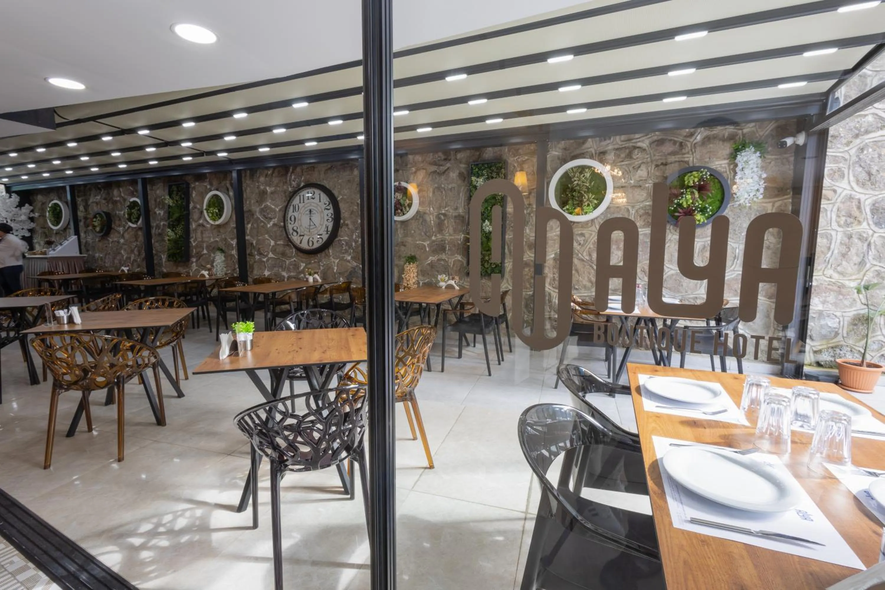 Restaurant/places to eat in Alya Hotel