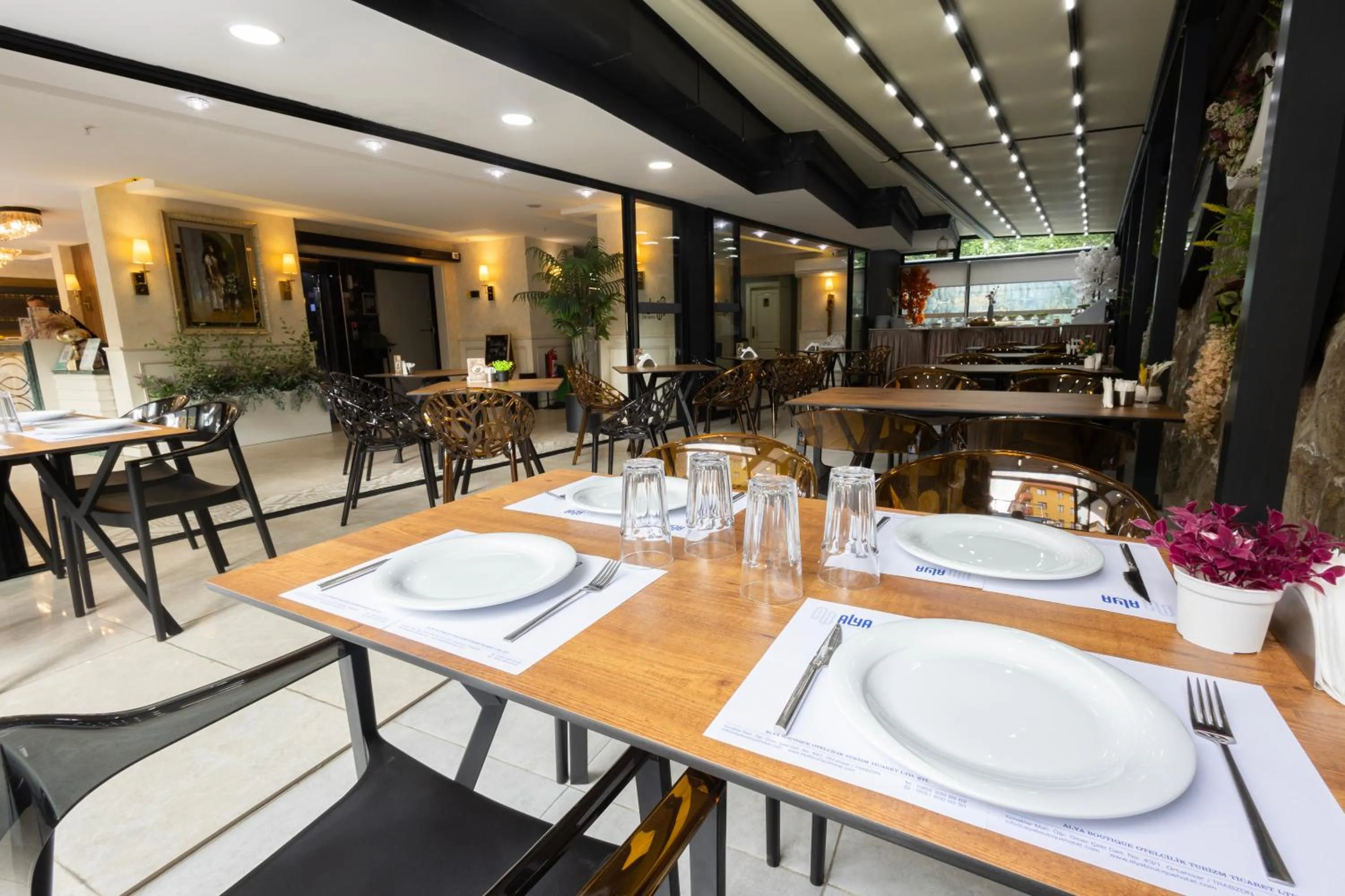 Restaurant/places to eat in Alya Hotel