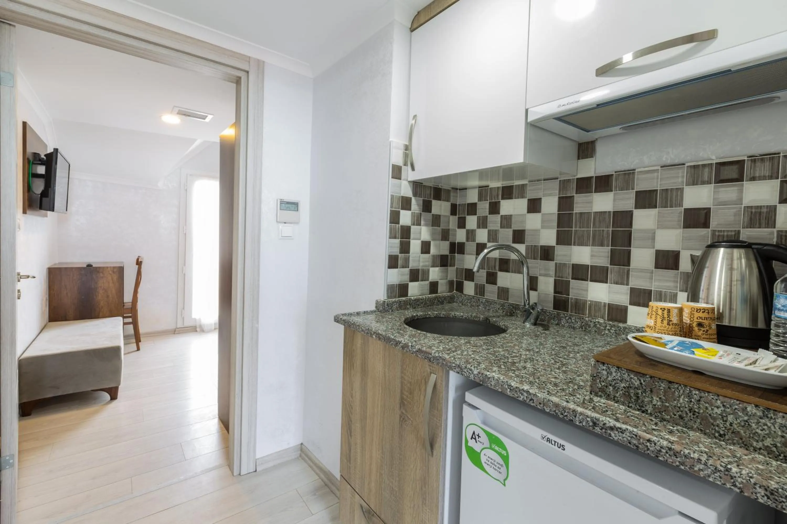 Coffee/tea facilities in Alya Hotel