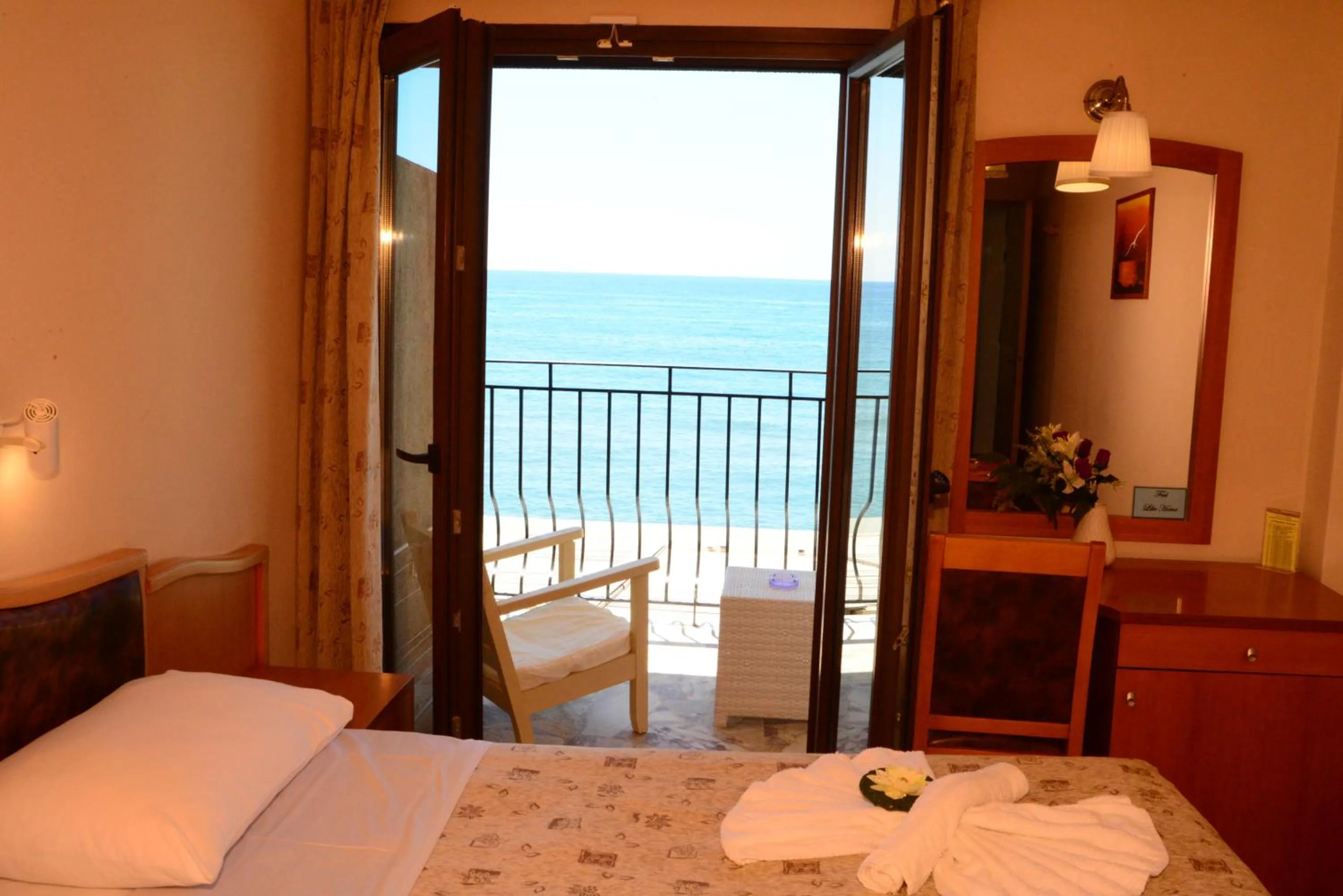 Balcony/Terrace, Bed in Sappho Hotel