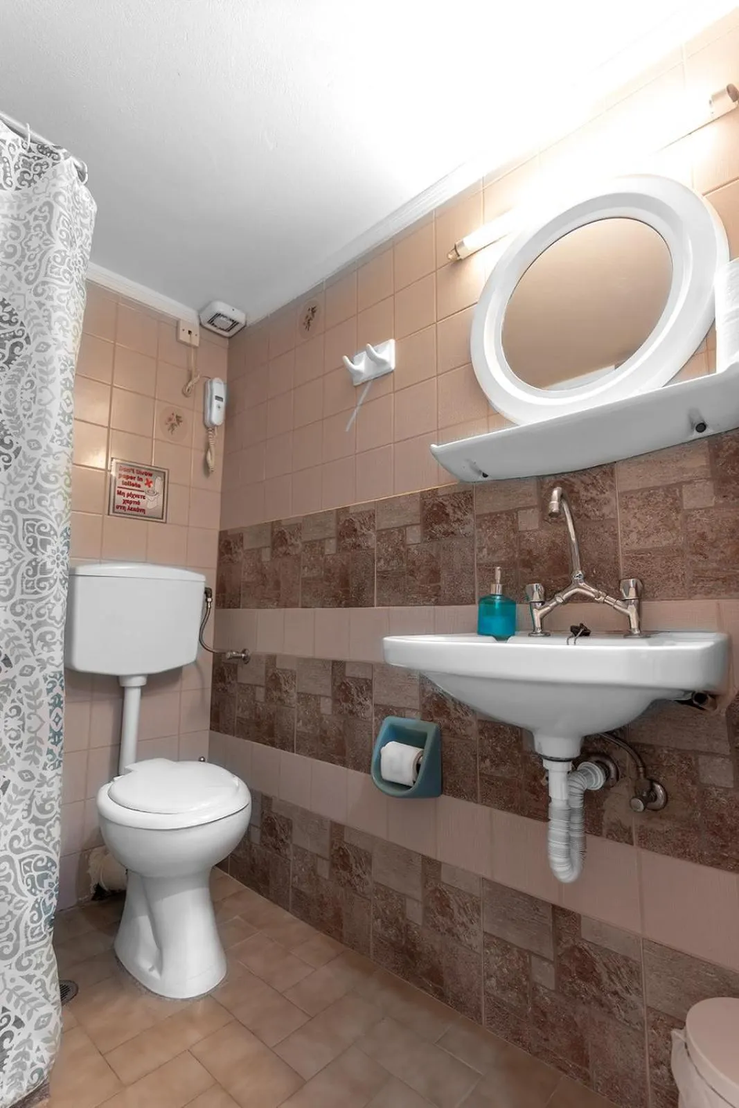 Bathroom in Sappho Hotel