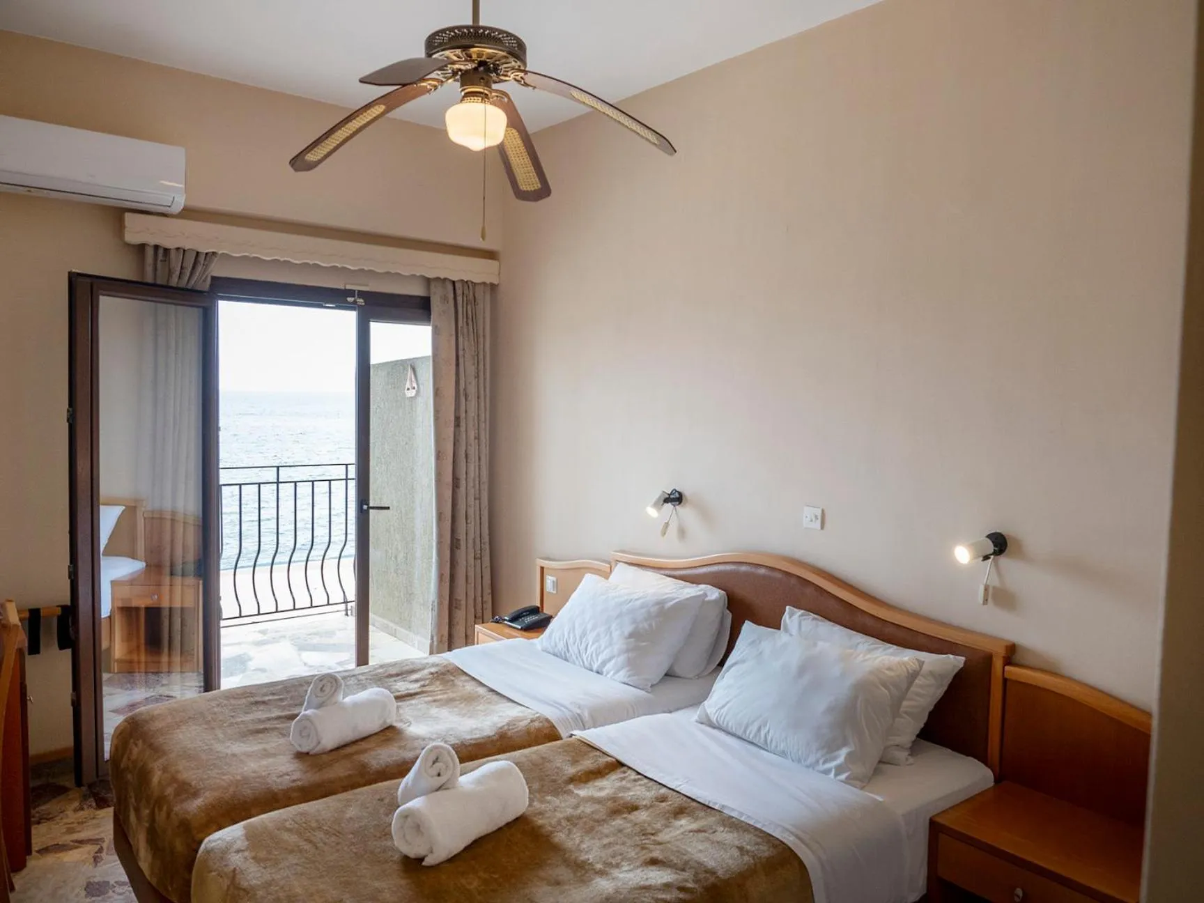 Photo of the whole room, Bed in Sappho Hotel