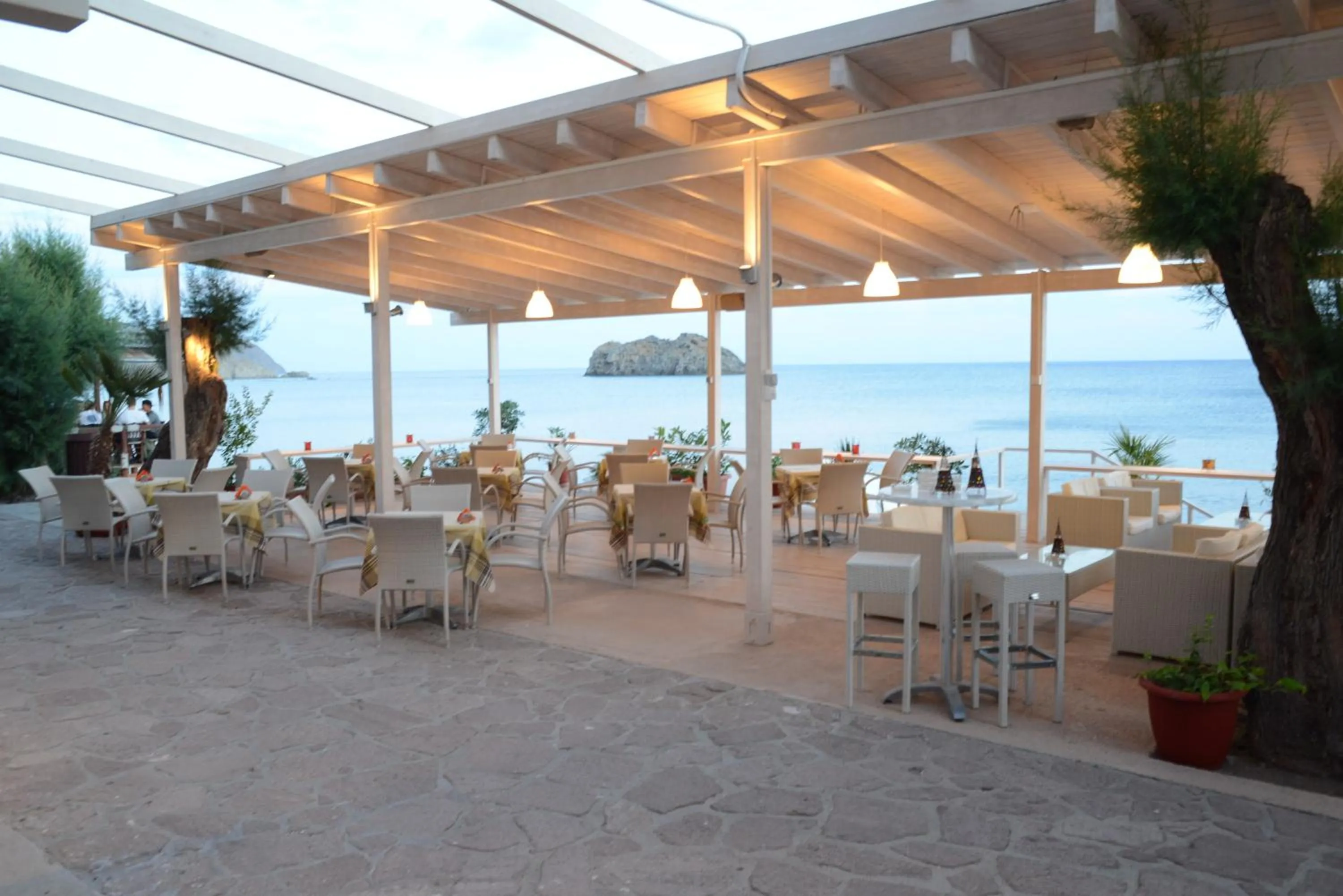 Restaurant/places to eat in Sappho Hotel