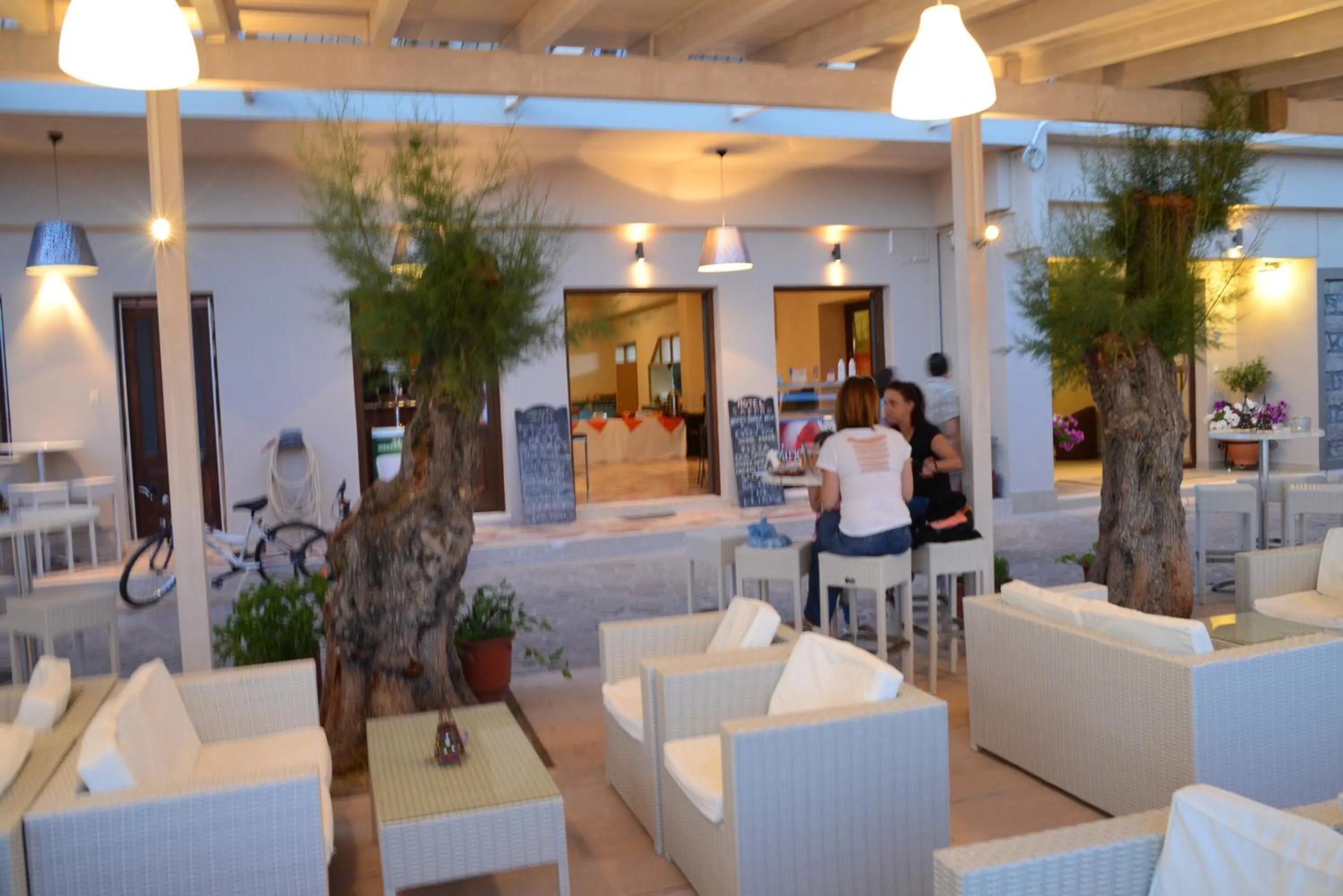 On-site shops in Sappho Hotel