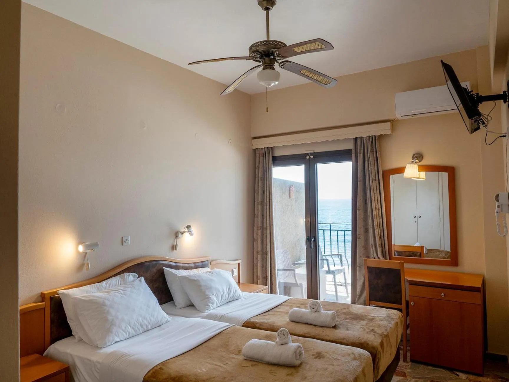 Photo of the whole room, Bed in Sappho Hotel