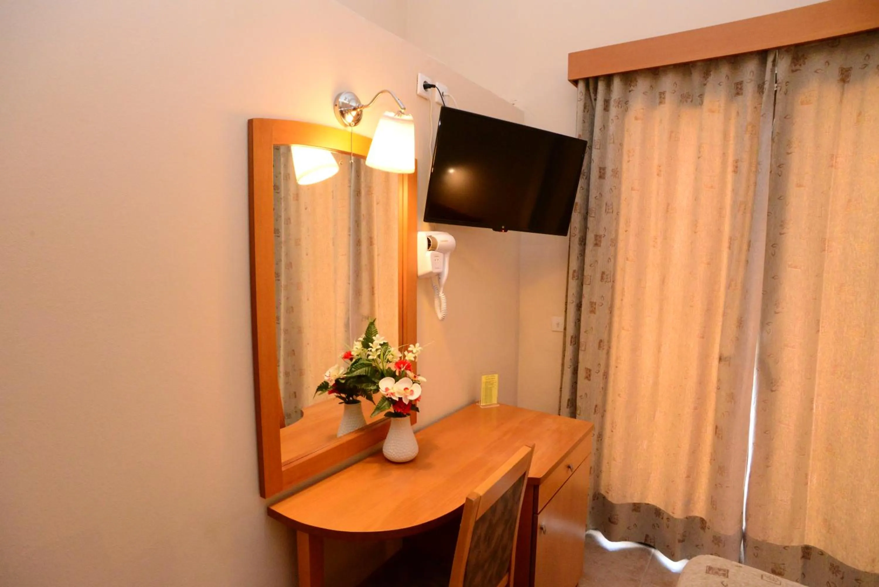 hair dresser in Sappho Hotel