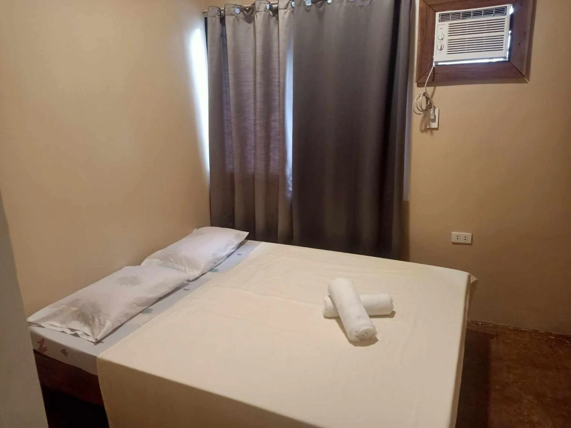 Budget Double Room in Laguno Hostel and Guest House