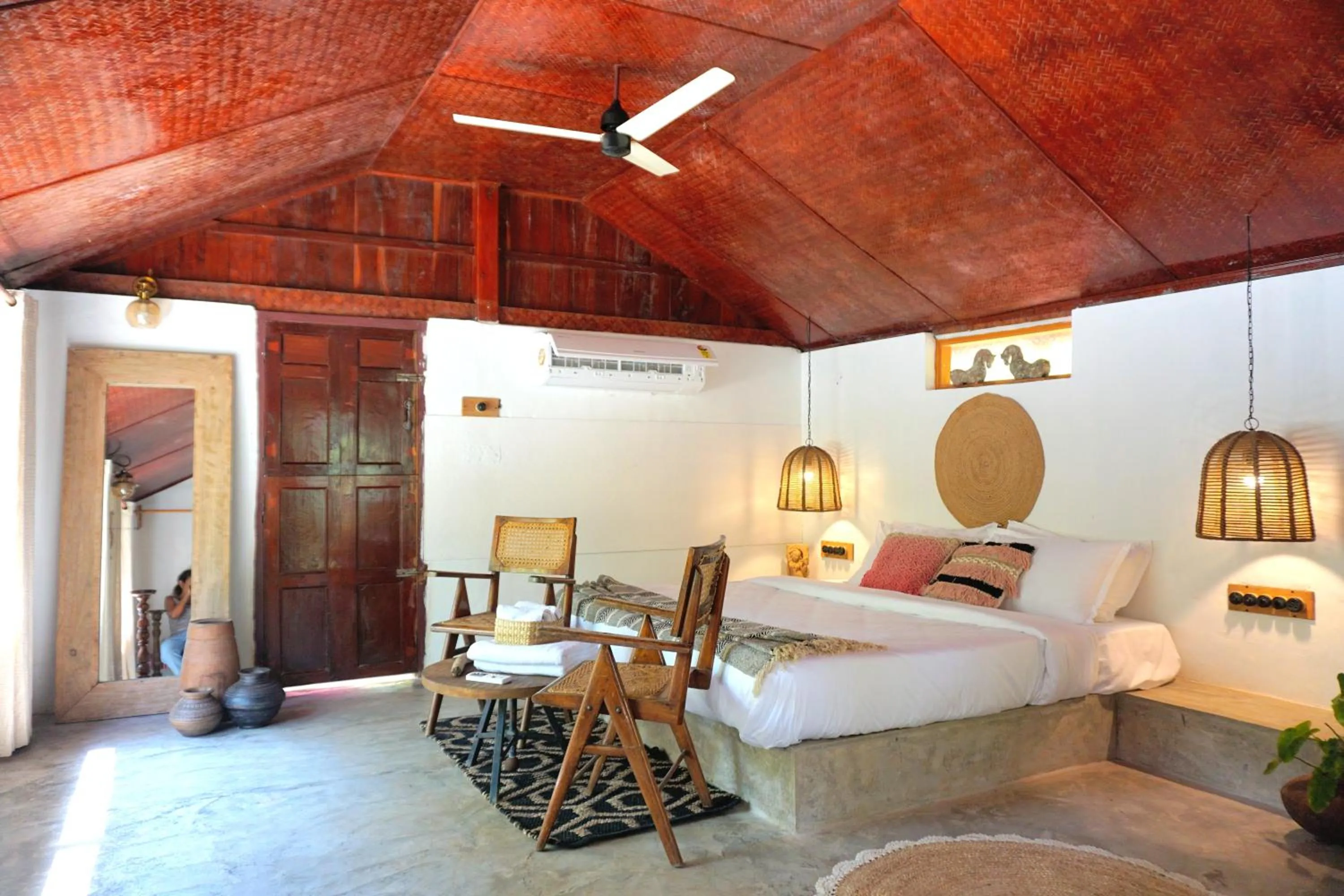 Photo of the whole room, Bed in Sunsets and Palm Trees